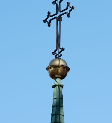 Zdjęcie nr 34: Kościół drewniany, orientowany, jednonawowy, wzniesiony na niewielkiej ceglanej podmurówce, o konstrukcji zrębowej, ściany szalowane pionowo z listowaniem, kruchta zachodnia o konstrukcji słupowo-ramowej. Nawa na rzucie prostokąta zbliżonego do kwadratu, prezbiterium węższe od nawy, wydłużone, zamknięte trójbocznie. Do północnej ściany prezbiterium przylega zakrystia na planie prostokąta. Do północnej ściany nawy przywiera niewielka kruchta na planie prostokąta, zamknięta trójbocznie. Przy zachodniej ścianie nawy znajduje się kruchta na rzucie prostokąta. Wnętrze nakryte pozornymi, spłaszczonymi sklepieniami o krzywiźnie przybierającej kształt łuku odcinkowego. Pomiędzy nawą a prezbiterium otwór tęczowy o wykroju prostokąta zbliżonego do kwadratu zamkniętego łukiem koszowym. Prezbiterium niższe od nawy, sięgające wysokości łuku tęczowego. Ściany prezbiterium i nawy obiega profilowany gzyms, oddzielający je od sklepień. W części zachodniej nawy parapet chóru muzycznego wsparty na dwóch kolumnach o stylizowanych kapitelach kompozytowych i kanelowanych trzonach na wysokich cokołach. W północno-zachodnim narożu drabiniaste schody prowadzące na chór w ośmiobocznej obudowie. Ściany i sklepienia pokryte polichromią. Na ścianach wzdłużnych oraz na osi ściany zachodniej otwory drzwiowe o prostokątnym wykroju zamknięte drzwiami spągowymi z desek oraz płycinowymi, na północnej ścianie prezbiterium prostokątny otwór drzwiowy do zakrystii. Posadzka z płyt kamiennych, szachownicowa. Kruchty i zakrystia nakryte stropami, przez nie dostęp do wnętrza. 
Elewacja frontowa jednoosiowa, zamknięta trójkątnym szczytem, poprzedzona kruchtą. Na osi wejście do kruchty zachodniej w postaci dwuskrzydłowych drzwi w formie stojącego prostokąta. Nad kruchtą pięterko dzwonowe z prostokątnym otworem zamykanym dwuskrzydłowymi okiennicami. Elewacja boczna południowa z czterema oknami, po dwa w nawie i prezbiterium. Elewacja północna przepruta dwoma oknami w części nawy. Okna krosnowe, w formie stojącego prostokąta, o niewielkich podziałach kwaterowych z witrażami. Na wschodniej ścianie kruchty północnej okno i jednoskrzydłowe drzwi. W zakrystii okno na ścianie północnej i drzwi jednoskrzydłowe na ścianie wschodniej. Kościół nakrywają dachy dwuspadowe, wyższy nad korpusem nawowym, niższy nad prezbiterium. Kruchta zachodnia w formie przysadzistej wieży, niższej od korpusu nawowego z pięterkiem dzwonowym, zwieńczonym hełmem baniastym, pokrytym gontem z iglicą oraz gałką i krzyżem. Kruchta północna z dachem wielospadowym. Zakrystia nakryta dachem pulpitowym. W połowie wysokości dachu znajduje się wieżyczka na sygnaturkę na ośmiobocznym obitym blachą trzonie, z ażurową latarnią nakrytą baniastym hełmem zakończonym kulą z krzyżem. 



