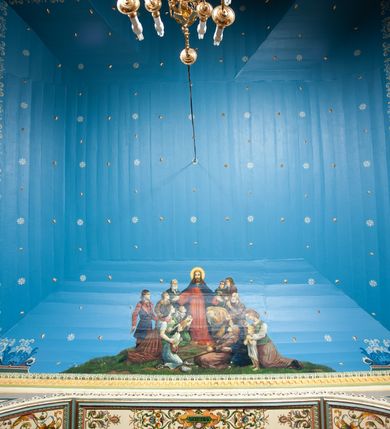 Zdjęcie nr 15: Kościół drewniany, orientowany, z dwuczęściowym korpusem: od wschodu jednonawowym, od zachodu trójnawowym; z prezbiterium zamkniętym trójbocznie, przy którym zakrystia od północy, z przybudówką od południa i dwiema wieżami od zachodu. Od wschodu chór muzyczny wbudowany pomiędzy wieże. Kościół wzniesiono w konstrukcji zrębowej, wieże w słupowo-ramowej, ściany oszalowane pionowym listwowaniem. 
Ściany prezbiterium i wschodniej części korpusu podzielone pseudokolumnami, zachodnia część podzielona kolumnami dźwigającymi architraw. Prezbiterium oddziela półokrągły łuk tęczowy; wschodnią i zachodnią część nawy łuk spłaszczony. Wschodnią część nawy oraz nawy boczne części zachodniej przekrywa płaski strop, zachodnią pozorne sklepienie zwierciadlane. Ściany oraz stropy pokryte polichromią figuralną, ornamentalną oraz roślinną: w prezbiterium namalowano wizerunek Ukrzyżowanego Chrystusa, przed łukiem tęczowym Matkę Boską w otoczeniu tajemnic różańcowych. Strop nawy imituje gwiaździste niebo. Posadzka kamienna. Wejście główne od zachodu, dwoje drzwi spod wież, kolejne od południa, przez przedsionek (babiniec), do zakrystii prowadzi portal zamknięty łukiem nadwieszonym. Cztery okna w prezbiterium o wykroju prostokątnym zamkniętym łukiem nadwieszonym, cztery we wschodniej części nawy o takim samym kształcie, cztery w zachodniej części zamknięte podwójnym łukiem kotarowym, dwa w zakrystii, południowej przybudówce, po dwa wysokie, wąskie okna w wieżach. Fasada dwuwieżowa, trójosiowa, trójkondygnacyjna. Przed wejściem kruchta zwieńczona dachem dwuspadowym, do której prowadzą dwuskrzydłowe drzwi w kształcie prostokątów, ściany boczne przeprute oknami. Powyżej dwie gładkie kondygnacje przedzielone dachem pulpitowym. Wieże trójkondygnacyjne, w dolnej kondygnacji drzwi, w wyższej okna w kształcie stojących prostokątów zamkniętych łukiem ostrym z wyciętym od dołu fragmentem pięcioliścia, powyżej ażurowa koronka. Ostatnią kondygnację tworzy izbica z nadwieszonym gankiem zamkniętym łukami spłaszczonymi. Od zewnątrz wyraźny podział na bryły, ściany gładkie. Każdą część przykrywa gontowy dach dwuspadowy, wspólny dla prezbiterium i starszej części, osobny dla nowszej części nawy; wieże nakryte hełmami namiotowymi, na kalenicy nawy baniasta wieżyczka na sygnaturkę z latarnią.  