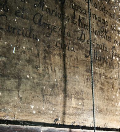 Zdjęcie nr 17: Kościół drewniany, orientowany, z dwuczęściowym korpusem: od wschodu jednonawowym, od zachodu trójnawowym; z prezbiterium zamkniętym trójbocznie, przy którym zakrystia od północy, z przybudówką od południa i dwiema wieżami od zachodu. Od wschodu chór muzyczny wbudowany pomiędzy wieże. Kościół wzniesiono w konstrukcji zrębowej, wieże w słupowo-ramowej, ściany oszalowane pionowym listwowaniem. 
Ściany prezbiterium i wschodniej części korpusu podzielone pseudokolumnami, zachodnia część podzielona kolumnami dźwigającymi architraw. Prezbiterium oddziela półokrągły łuk tęczowy; wschodnią i zachodnią część nawy łuk spłaszczony. Wschodnią część nawy oraz nawy boczne części zachodniej przekrywa płaski strop, zachodnią pozorne sklepienie zwierciadlane. Ściany oraz stropy pokryte polichromią figuralną, ornamentalną oraz roślinną: w prezbiterium namalowano wizerunek Ukrzyżowanego Chrystusa, przed łukiem tęczowym Matkę Boską w otoczeniu tajemnic różańcowych. Strop nawy imituje gwiaździste niebo. Posadzka kamienna. Wejście główne od zachodu, dwoje drzwi spod wież, kolejne od południa, przez przedsionek (babiniec), do zakrystii prowadzi portal zamknięty łukiem nadwieszonym. Cztery okna w prezbiterium o wykroju prostokątnym zamkniętym łukiem nadwieszonym, cztery we wschodniej części nawy o takim samym kształcie, cztery w zachodniej części zamknięte podwójnym łukiem kotarowym, dwa w zakrystii, południowej przybudówce, po dwa wysokie, wąskie okna w wieżach. Fasada dwuwieżowa, trójosiowa, trójkondygnacyjna. Przed wejściem kruchta zwieńczona dachem dwuspadowym, do której prowadzą dwuskrzydłowe drzwi w kształcie prostokątów, ściany boczne przeprute oknami. Powyżej dwie gładkie kondygnacje przedzielone dachem pulpitowym. Wieże trójkondygnacyjne, w dolnej kondygnacji drzwi, w wyższej okna w kształcie stojących prostokątów zamkniętych łukiem ostrym z wyciętym od dołu fragmentem pięcioliścia, powyżej ażurowa koronka. Ostatnią kondygnację tworzy izbica z nadwieszonym gankiem zamkniętym łukami spłaszczonymi. Od zewnątrz wyraźny podział na bryły, ściany gładkie. Każdą część przykrywa gontowy dach dwuspadowy, wspólny dla prezbiterium i starszej części, osobny dla nowszej części nawy; wieże nakryte hełmami namiotowymi, na kalenicy nawy baniasta wieżyczka na sygnaturkę z latarnią.  