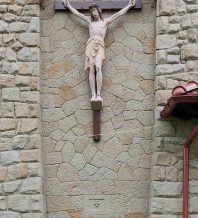 Zdjęcie nr 10: Kościół jest budowlą orientowaną, założoną na planie wydłużonego prostokąta, murowaną, jednonawową z prezbiterium i zakrystią (od północy). Prezbiterium jest węższe od nawy, zamknięte wielobocznie, oddziela je tęcza o łuku półkolistym. Od zachodu chór zamknięty balustradą załamaną trójbocznie i wysuniętą przed lico w części środkowej, dekorowaną płycinami z wicią roślinną. Ściany wnętrza gładkie, brak podziałów pionowych, poziomy podział tworzą przy ziemi nisze zamknięte łukiem odcinkowym; dół ścian wyłożony drewnianą boazerią. Ściany przeprute oknami – prezbiterium dwoma, nawa ośmioma w kształcie stojącego prostokąta zamkniętego łukiem półkolistym; większość wypełniają witraże. Cztery okna w zakrystii. Główne wejście przez korpus wieżowy od zachodu, drugie od zakrystii. Elewacje kościoła są gładkie, górne partie z cegieł, dolne oraz naroża podkreślone okładziną kamienną. Wokół, poniżej partii okien kapnik. Wieża z wejściem umieszczonym w glifie w kształcie stojącego prostokąta zamkniętego łukiem odcinkowym, chronionym daszkiem, ponad którym niewielkie okno. W górnej partii z każdej strony małe okno, pod dachem arkady zamknięte półkoliście, po trzy na każdą stronę. Środkowa arkada ściany frontowej przysłonięta tarczą zegara. Dach nawy dwuspadowy, prezbiterium i zakrystii wieloboczny, ponad nawą kamienna wieżyczka na sygnaturkę, wieża przekryta hełmem namiotowym. Od zewnątrz, na wschodniej ścianie prezbiterium figura ukrzyżowanego Jezusa. Najcenniejszym zabytkiem kościoła jest siedemnastowieczny ołtarz główny, który w poprzedniej budowli stanowił ołtarz boczny. Polichromię zaprojektowała Jadwiga Rymar z Krakowa.