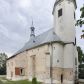 Zdjęcie nr 1: Kościół położony jest na wzniesieniu, obwiedziony dookoła niskim murem. Świątynia murowana, orientowana, jednonawowa na planie prostokątnej nawy z węższym prezbiterium zamkniętym półkoliście, z wieżą od zachodu; przykryty wysokim dwuspadowym dachem, z sygnaturką nad prezbiterium. Wieża czworoboczna, w przyziemiu mieszcząca kruchtę, wyżej przechodząca w ośmiobok, zwieńczona stylizowanym na gotycki, iglicowym, pokrytym blachą hełmem, flankowanym trójkątnymi szczycikami. Od południa kościoła usytuowana jest druga kruchta z kamiennym portalem, a od północy zakrystia z dodatkowym pomieszczeniem na paramenty liturgiczne, nad nimi empora. Prezbiterium oraz nawę obejmuje z zewnątrz sześć wysokich skarp. Wewnątrz podziały architektoniczne wydzielają przyścienne filary w nawie z silnie wysuniętym do wnętrza łukiem tęczy. Prezbiterium oraz nawę oświetla pięć wysokich okien, zamkniętych półkoliście, usytuowanych od południa. Portal główny wykonany z wapienia pińczowskiego o typie arkadowym z charakterystycznym układem kamiennych ciosów dźwiga boniowany łuk archiwolty. Nad nim trójkątny przyczółek, silnie wysunięty przed lico ściany, ujęty dookoła wydatnym, profilowanym gzymsem z kartuszem w polu z herbami: Lubicz, Leliwa, Junosza i Rawicz oraz inicjałami „ALDL” i datą „An[n]o D[omi]ni 1623”. Portal południowy z wapienia jurajskiego o wykroju zbliżonym do ostrołukowego (krzywo wycięty). Natomiast portal do zakrystii o renesansowej budowie i dekoracji. Nawa sklepiona krzyżowo-kolebkowo.
Do zewnętrznej, południowej ściany kościoła dostawiony jest pomnik nagrobny hrabiego Jakuba z Granowa i Eleonory z Dembowskich Wodzickich.