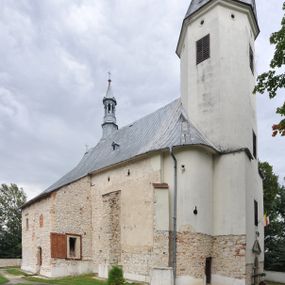 Zdjęcie nr 1: Kościół położony jest na wzniesieniu, obwiedziony dookoła niskim murem. Świątynia murowana, orientowana, jednonawowa na planie prostokątnej nawy z węższym prezbiterium zamkniętym półkoliście, z wieżą od zachodu; przykryty wysokim dwuspadowym dachem, z sygnaturką nad prezbiterium. Wieża czworoboczna, w przyziemiu mieszcząca kruchtę, wyżej przechodząca w ośmiobok, zwieńczona stylizowanym na gotycki, iglicowym, pokrytym blachą hełmem, flankowanym trójkątnymi szczycikami. Od południa kościoła usytuowana jest druga kruchta z kamiennym portalem, a od północy zakrystia z dodatkowym pomieszczeniem na paramenty liturgiczne, nad nimi empora. Prezbiterium oraz nawę obejmuje z zewnątrz sześć wysokich skarp. Wewnątrz podziały architektoniczne wydzielają przyścienne filary w nawie z silnie wysuniętym do wnętrza łukiem tęczy. Prezbiterium oraz nawę oświetla pięć wysokich okien, zamkniętych półkoliście, usytuowanych od południa. Portal główny wykonany z wapienia pińczowskiego o typie arkadowym z charakterystycznym układem kamiennych ciosów dźwiga boniowany łuk archiwolty. Nad nim trójkątny przyczółek, silnie wysunięty przed lico ściany, ujęty dookoła wydatnym, profilowanym gzymsem z kartuszem w polu z herbami: Lubicz, Leliwa, Junosza i Rawicz oraz inicjałami „ALDL” i datą „An[n]o D[omi]ni 1623”. Portal południowy z wapienia jurajskiego o wykroju zbliżonym do ostrołukowego (krzywo wycięty). Natomiast portal do zakrystii o renesansowej budowie i dekoracji. Nawa sklepiona krzyżowo-kolebkowo.
Do zewnętrznej, południowej ściany kościoła dostawiony jest pomnik nagrobny hrabiego Jakuba z Granowa i Eleonory z Dembowskich Wodzickich.