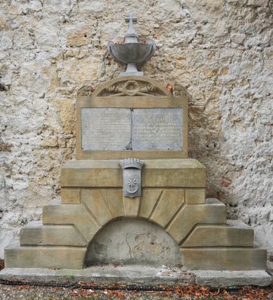 Zdjęcie nr 15: Kościół położony jest na wzniesieniu, obwiedziony dookoła niskim murem. Świątynia murowana, orientowana, jednonawowa na planie prostokątnej nawy z węższym prezbiterium zamkniętym półkoliście, z wieżą od zachodu; przykryty wysokim dwuspadowym dachem, z sygnaturką nad prezbiterium. Wieża czworoboczna, w przyziemiu mieszcząca kruchtę, wyżej przechodząca w ośmiobok, zwieńczona stylizowanym na gotycki, iglicowym, pokrytym blachą hełmem, flankowanym trójkątnymi szczycikami. Od południa kościoła usytuowana jest druga kruchta z kamiennym portalem, a od północy zakrystia z dodatkowym pomieszczeniem na paramenty liturgiczne, nad nimi empora. Prezbiterium oraz nawę obejmuje z zewnątrz sześć wysokich skarp. Wewnątrz podziały architektoniczne wydzielają przyścienne filary w nawie z silnie wysuniętym do wnętrza łukiem tęczy. Prezbiterium oraz nawę oświetla pięć wysokich okien, zamkniętych półkoliście, usytuowanych od południa. Portal główny wykonany z wapienia pińczowskiego o typie arkadowym z charakterystycznym układem kamiennych ciosów dźwiga boniowany łuk archiwolty. Nad nim trójkątny przyczółek, silnie wysunięty przed lico ściany, ujęty dookoła wydatnym, profilowanym gzymsem z kartuszem w polu z herbami: Lubicz, Leliwa, Junosza i Rawicz oraz inicjałami „ALDL” i datą „An[n]o D[omi]ni 1623”. Portal południowy z wapienia jurajskiego o wykroju zbliżonym do ostrołukowego (krzywo wycięty). Natomiast portal do zakrystii o renesansowej budowie i dekoracji. Nawa sklepiona krzyżowo-kolebkowo.
Do zewnętrznej, południowej ściany kościoła dostawiony jest pomnik nagrobny hrabiego Jakuba z Granowa i Eleonory z Dembowskich Wodzickich.