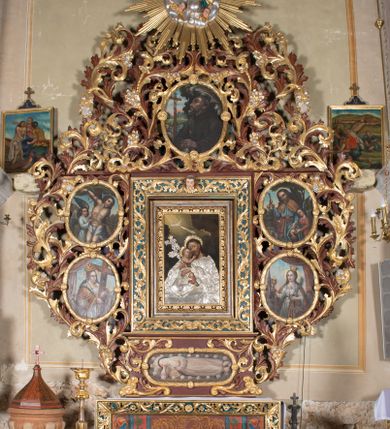 Zdjęcie nr 1: Ołtarz przyścienny, niearchitektoniczny. Mensa prostopadłościenna, kamienna, wyniesiona na dwóch wysokich stopniach. Antepedium w formie malowanego na płótnie obrazu w złoconej, akantowej ramie. W centrum medalion z przedstawieniem narzędzi stolarskich: piły, młotka, siekierki, ręcznego wiertła, dłuta oraz gałązki białej lilii i pałki wodnej umieszczony na tle dekorowanym stylizowaną, przeplatającą się wicią roślinną. Retabulum drewniane o strukturze utworzonej z suchego akantu, pomiędzy który wplecione są obrazy. W predelli obraz w kształcie leżącego owalu z przedstawieniem św. Rozalii. W polu głównym ołtarza obraz w kształcie stojącego prostokąta w złoconej, akantowej ramie, z przedstawieniem Zwiastowania, a na zasuwie św. Józefa z Dzieciątkiem. Po bokach flankowany przez dwie pary obrazów w formie medalionów, ujętych złoconymi ramami. Po lewej stronie, od dołu: św. Helena i św. Sebastian, a po prawej, od dołu: św. Barbara i św. Roch. W zwieńczeniu, na osi obraz przedstawiający św. Franciszka umieszczony w analogicznej ramie. U szczytu płaskorzeźbione przedstawienie Boga Ojca w otoczeniu uskrzydlonych główek anielskich na tle srebrzonych obłoków oraz złoconej, promienistej glorii. Struktura malowana na ciemny brąz, ornamenty złocone i srebrzone. 

