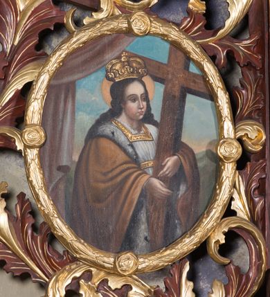 Zdjęcie nr 13: Ołtarz przyścienny, niearchitektoniczny. Mensa prostopadłościenna, kamienna, wyniesiona na dwóch wysokich stopniach. Antepedium w formie malowanego na płótnie obrazu w złoconej, akantowej ramie. W centrum medalion z przedstawieniem narzędzi stolarskich: piły, młotka, siekierki, ręcznego wiertła, dłuta oraz gałązki białej lilii i pałki wodnej umieszczony na tle dekorowanym stylizowaną, przeplatającą się wicią roślinną. Retabulum drewniane o strukturze utworzonej z suchego akantu, pomiędzy który wplecione są obrazy. W predelli obraz w kształcie leżącego owalu z przedstawieniem św. Rozalii. W polu głównym ołtarza obraz w kształcie stojącego prostokąta w złoconej, akantowej ramie, z przedstawieniem Zwiastowania, a na zasuwie św. Józefa z Dzieciątkiem. Po bokach flankowany przez dwie pary obrazów w formie medalionów, ujętych złoconymi ramami. Po lewej stronie, od dołu: św. Helena i św. Sebastian, a po prawej, od dołu: św. Barbara i św. Roch. W zwieńczeniu, na osi obraz przedstawiający św. Franciszka umieszczony w analogicznej ramie. U szczytu płaskorzeźbione przedstawienie Boga Ojca w otoczeniu uskrzydlonych główek anielskich na tle srebrzonych obłoków oraz złoconej, promienistej glorii. Struktura malowana na ciemny brąz, ornamenty złocone i srebrzone. 

