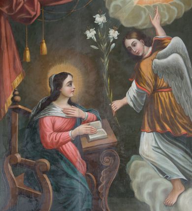 Zdjęcie nr 7: Ołtarz przyścienny, niearchitektoniczny. Mensa prostopadłościenna, kamienna, wyniesiona na dwóch wysokich stopniach. Antepedium w formie malowanego na płótnie obrazu w złoconej, akantowej ramie. W centrum medalion z przedstawieniem narzędzi stolarskich: piły, młotka, siekierki, ręcznego wiertła, dłuta oraz gałązki białej lilii i pałki wodnej umieszczony na tle dekorowanym stylizowaną, przeplatającą się wicią roślinną. Retabulum drewniane o strukturze utworzonej z suchego akantu, pomiędzy który wplecione są obrazy. W predelli obraz w kształcie leżącego owalu z przedstawieniem św. Rozalii. W polu głównym ołtarza obraz w kształcie stojącego prostokąta w złoconej, akantowej ramie, z przedstawieniem Zwiastowania, a na zasuwie św. Józefa z Dzieciątkiem. Po bokach flankowany przez dwie pary obrazów w formie medalionów, ujętych złoconymi ramami. Po lewej stronie, od dołu: św. Helena i św. Sebastian, a po prawej, od dołu: św. Barbara i św. Roch. W zwieńczeniu, na osi obraz przedstawiający św. Franciszka umieszczony w analogicznej ramie. U szczytu płaskorzeźbione przedstawienie Boga Ojca w otoczeniu uskrzydlonych główek anielskich na tle srebrzonych obłoków oraz złoconej, promienistej glorii. Struktura malowana na ciemny brąz, ornamenty złocone i srebrzone. 

