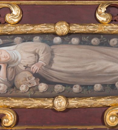 Zdjęcie nr 4: Ołtarz przyścienny, niearchitektoniczny. Mensa prostopadłościenna, kamienna, wyniesiona na dwóch wysokich stopniach. Antepedium w formie malowanego na płótnie obrazu w złoconej, akantowej ramie. W centrum medalion z przedstawieniem narzędzi stolarskich: piły, młotka, siekierki, ręcznego wiertła, dłuta oraz gałązki białej lilii i pałki wodnej umieszczony na tle dekorowanym stylizowaną, przeplatającą się wicią roślinną. Retabulum drewniane o strukturze utworzonej z suchego akantu, pomiędzy który wplecione są obrazy. W predelli obraz w kształcie leżącego owalu z przedstawieniem św. Rozalii. W polu głównym ołtarza obraz w kształcie stojącego prostokąta w złoconej, akantowej ramie, z przedstawieniem Zwiastowania, a na zasuwie św. Józefa z Dzieciątkiem. Po bokach flankowany przez dwie pary obrazów w formie medalionów, ujętych złoconymi ramami. Po lewej stronie, od dołu: św. Helena i św. Sebastian, a po prawej, od dołu: św. Barbara i św. Roch. W zwieńczeniu, na osi obraz przedstawiający św. Franciszka umieszczony w analogicznej ramie. U szczytu płaskorzeźbione przedstawienie Boga Ojca w otoczeniu uskrzydlonych główek anielskich na tle srebrzonych obłoków oraz złoconej, promienistej glorii. Struktura malowana na ciemny brąz, ornamenty złocone i srebrzone. 

