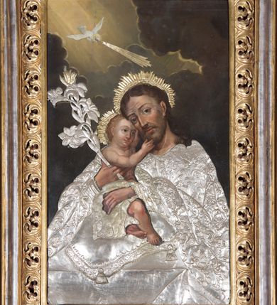 Zdjęcie nr 2: Ołtarz przyścienny, niearchitektoniczny. Mensa prostopadłościenna, kamienna, wyniesiona na dwóch wysokich stopniach. Antepedium w formie malowanego na płótnie obrazu w złoconej, akantowej ramie. W centrum medalion z przedstawieniem narzędzi stolarskich: piły, młotka, siekierki, ręcznego wiertła, dłuta oraz gałązki białej lilii i pałki wodnej umieszczony na tle dekorowanym stylizowaną, przeplatającą się wicią roślinną. Retabulum drewniane o strukturze utworzonej z suchego akantu, pomiędzy który wplecione są obrazy. W predelli obraz w kształcie leżącego owalu z przedstawieniem św. Rozalii. W polu głównym ołtarza obraz w kształcie stojącego prostokąta w złoconej, akantowej ramie, z przedstawieniem Zwiastowania, a na zasuwie św. Józefa z Dzieciątkiem. Po bokach flankowany przez dwie pary obrazów w formie medalionów, ujętych złoconymi ramami. Po lewej stronie, od dołu: św. Helena i św. Sebastian, a po prawej, od dołu: św. Barbara i św. Roch. W zwieńczeniu, na osi obraz przedstawiający św. Franciszka umieszczony w analogicznej ramie. U szczytu płaskorzeźbione przedstawienie Boga Ojca w otoczeniu uskrzydlonych główek anielskich na tle srebrzonych obłoków oraz złoconej, promienistej glorii. Struktura malowana na ciemny brąz, ornamenty złocone i srebrzone. 

