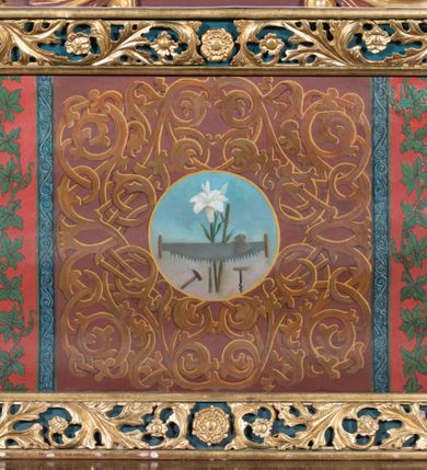 Zdjęcie nr 6: Ołtarz przyścienny, niearchitektoniczny. Mensa prostopadłościenna, kamienna, wyniesiona na dwóch wysokich stopniach. Antepedium w formie malowanego na płótnie obrazu w złoconej, akantowej ramie. W centrum medalion z przedstawieniem narzędzi stolarskich: piły, młotka, siekierki, ręcznego wiertła, dłuta oraz gałązki białej lilii i pałki wodnej umieszczony na tle dekorowanym stylizowaną, przeplatającą się wicią roślinną. Retabulum drewniane o strukturze utworzonej z suchego akantu, pomiędzy który wplecione są obrazy. W predelli obraz w kształcie leżącego owalu z przedstawieniem św. Rozalii. W polu głównym ołtarza obraz w kształcie stojącego prostokąta w złoconej, akantowej ramie, z przedstawieniem Zwiastowania, a na zasuwie św. Józefa z Dzieciątkiem. Po bokach flankowany przez dwie pary obrazów w formie medalionów, ujętych złoconymi ramami. Po lewej stronie, od dołu: św. Helena i św. Sebastian, a po prawej, od dołu: św. Barbara i św. Roch. W zwieńczeniu, na osi obraz przedstawiający św. Franciszka umieszczony w analogicznej ramie. U szczytu płaskorzeźbione przedstawienie Boga Ojca w otoczeniu uskrzydlonych główek anielskich na tle srebrzonych obłoków oraz złoconej, promienistej glorii. Struktura malowana na ciemny brąz, ornamenty złocone i srebrzone. 

