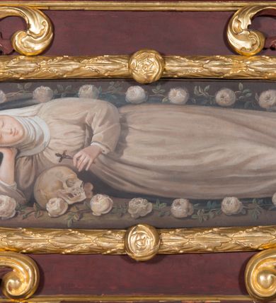 Zdjęcie nr 5: Ołtarz przyścienny, niearchitektoniczny. Mensa prostopadłościenna, kamienna, wyniesiona na dwóch wysokich stopniach. Antepedium w formie malowanego na płótnie obrazu w złoconej, akantowej ramie. W centrum medalion z przedstawieniem narzędzi stolarskich: piły, młotka, siekierki, ręcznego wiertła, dłuta oraz gałązki białej lilii i pałki wodnej umieszczony na tle dekorowanym stylizowaną, przeplatającą się wicią roślinną. Retabulum drewniane o strukturze utworzonej z suchego akantu, pomiędzy który wplecione są obrazy. W predelli obraz w kształcie leżącego owalu z przedstawieniem św. Rozalii. W polu głównym ołtarza obraz w kształcie stojącego prostokąta w złoconej, akantowej ramie, z przedstawieniem Zwiastowania, a na zasuwie św. Józefa z Dzieciątkiem. Po bokach flankowany przez dwie pary obrazów w formie medalionów, ujętych złoconymi ramami. Po lewej stronie, od dołu: św. Helena i św. Sebastian, a po prawej, od dołu: św. Barbara i św. Roch. W zwieńczeniu, na osi obraz przedstawiający św. Franciszka umieszczony w analogicznej ramie. U szczytu płaskorzeźbione przedstawienie Boga Ojca w otoczeniu uskrzydlonych główek anielskich na tle srebrzonych obłoków oraz złoconej, promienistej glorii. Struktura malowana na ciemny brąz, ornamenty złocone i srebrzone. 

