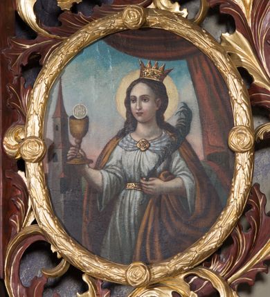 Zdjęcie nr 3: Ołtarz przyścienny, niearchitektoniczny. Mensa prostopadłościenna, kamienna, wyniesiona na dwóch wysokich stopniach. Antepedium w formie malowanego na płótnie obrazu w złoconej, akantowej ramie. W centrum medalion z przedstawieniem narzędzi stolarskich: piły, młotka, siekierki, ręcznego wiertła, dłuta oraz gałązki białej lilii i pałki wodnej umieszczony na tle dekorowanym stylizowaną, przeplatającą się wicią roślinną. Retabulum drewniane o strukturze utworzonej z suchego akantu, pomiędzy który wplecione są obrazy. W predelli obraz w kształcie leżącego owalu z przedstawieniem św. Rozalii. W polu głównym ołtarza obraz w kształcie stojącego prostokąta w złoconej, akantowej ramie, z przedstawieniem Zwiastowania, a na zasuwie św. Józefa z Dzieciątkiem. Po bokach flankowany przez dwie pary obrazów w formie medalionów, ujętych złoconymi ramami. Po lewej stronie, od dołu: św. Helena i św. Sebastian, a po prawej, od dołu: św. Barbara i św. Roch. W zwieńczeniu, na osi obraz przedstawiający św. Franciszka umieszczony w analogicznej ramie. U szczytu płaskorzeźbione przedstawienie Boga Ojca w otoczeniu uskrzydlonych główek anielskich na tle srebrzonych obłoków oraz złoconej, promienistej glorii. Struktura malowana na ciemny brąz, ornamenty złocone i srebrzone. 

