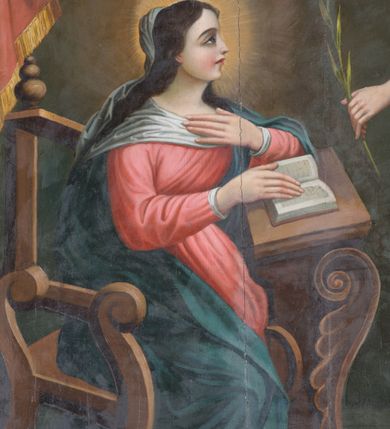 Zdjęcie nr 2: Obraz w kształcie stojącego prostokąta, w złoconej, akantowej ramie. Kompozycja dwupostaciowa umieszczona w architektonicznym wnętrzu. Z lewej ukazana Maria siedząca na rozbudowanym, drewnianym tronie; zwrócona w lewo. Prawa ręka spoczywa na otwartej, umieszczonej na pulpicie księdze, lewa złożona na piersi. Głowa ukazana z prawego profilu, uniesiona lekko ku górze w kierunku anioła. Twarz o spiczasto zakończonym podbródku z dużymi oczami, krótkim nosem, włosy długie i ciemne spływające na plecy. Maria ubrana w czerwoną suknię oraz zarzucony na ramiona ciemnogranatowy płaszcz. Z prawej przedstawiony ukazujący się na obłokach archanioł Gabriel. W lewym ręku trzyma kwiat lilii, prawą wskazuje na widoczną w prawym, górnym rogu kompozycji gołębicę Ducha Świętego. Ubrany w długą, białą tunikę oraz krótszą, złotą szatę wierzchnią. W lewym, górnym narożu obrazu podwieszona i udrapowana, czerwona kotara. Tło jednolite, ciemne. Kolorystyka ciemna, ciepła. 
