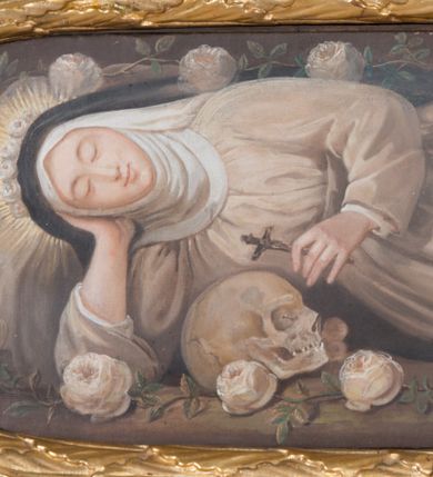 Zdjęcie nr 1: Obraz w kształcie leżącego owalu z przedstawieniem św. Rozalii. W centrum całopostaciowe przedstawienie św. Rozalii leżącej w grocie z głową z lewej strony obrazu, wspartą prawą ręką, ugiętą w łokciu, w lewej trzyma mały krucyfiks. Twarz o młodzieńczych rysach z zamkniętymi oczami, z długim nosem i ustami ułożonymi w delikatny uśmiech, karnacja jasna. Święta ubrana w jasnoszary habit z czarnym welonem, stopy bose, na głowie wieniec z białych róż, a wokół głowy promienisty nimb. U dołu obrazu, bliżej lewej strony leży czaszka. Święta otoczona jest wieńcem z gałązek białych róż. Rama złocona w formie wieńca z liści wawrzynu i zdobiona czterema małymi różami.