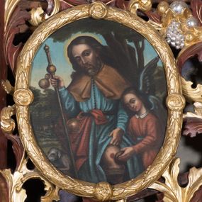 Zdjęcie nr 1: Obraz w kształcie owalu z przedstawieniem św. Rocha. W centrum kompozycji ukazany święty w trzech czwartych wysokości, zwrócony delikatnie w prawo z lewą dłonią odsłaniającą ranę na lewej nodze, z laską pielgrzyma i bukłakiem w prawej ręce. Twarz podłużna, nos długi i wąski, oczy ciemne, półkoliste łuki brwiowe, broda krótka i delikatnie siwa. Włosy długie, bujne, spływające na plecy; wokół głowy, kolisty i złoty nimb. Święty jest ubrany w niebieską suknię z długimi rękawami, przewiązaną w talii paskiem, zapiętą w górnej części na rząd guziczków, brązową narzutkę na ramiona oraz czerwony płaszcz widoczny z prawego boku, przewieszony przez pasek, u którego również zawieszony mały bukłak na wodę. Po prawej stronie obrazu znajduje się anioł ocierający ranę na nodze św. Rocha. Anioł o niskim wzroście, ubrany w czerwoną sukienkę z białym kołnierzykiem. Po lewej stronie obrazu pies. W tle widoczny pejzaż i wysokie drzewa oraz błękitne niebo. Kolorystyka przygaszona. Rama złocona w formie wieńca z liści wawrzynu zdobiona czterema małymi różami.
