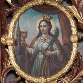 Zdjęcie nr 1: Obraz w kształcie owalu z przedstawieniem św. Barbary. W centrum kompozycji święta ukazana w półpostaci, zwrócona delikatnie w prawo z kielichem w prawej dłoni i  palmą męczeństwa w lewej. Twarz okrągła o jasnej karnacji, okolona ciemnobrązowymi i długimi włosami, nos długi i prosty, drobne usta. Wokół głowy złoty i kolisty nimb, na niej korona otwarta. Ubrana jest w białą suknię przepasaną złotym pasem, ozdobioną na dekolcie złotą broszką oraz brązowy płaszcz. Po lewej stronie wysoka wieża, nakryta czerwonym dachem i opięta szkarpami. W górnej części kompozycji i z prawej strony podwieszona i udrapowana ciemnoczerwona tkanina. W tle błękitne niebo. Kolorystyka przygaszona. Rama złocona w formie wieńca z liści wawrzynu zdobiona czterema małymi różami.
