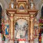 Zdjęcie nr 1: Nastawa ołtarzowa architektoniczna, jednoosiowa, dwukondygnacyjna, na cokole. Ołtarz murowany z kamienną mensą. Na lewym boku ołtarza drewniana wnęka na oleje święte z inskrypcją „OLEA SACRA”. Antepedium w formie leżącego prostokąta w profilowanej ramie, pole kompozycyjne dekorowane dookoła rzędem kolorowych rombów. W polu antepedium znajduje się haftowane koralikami przedstawienie gorejącego serca w koronie cierniowej z zatkniętym u góry krzyżykiem łacińskim. Tabernakulum w formie prostopadłościennej skrzynki. Drzwiczki dwuskrzydłowe, odlewane, w polach przedstawienie wici roślinnej oraz litery alfa i omega. Ściany boczne zdobione kaboszonem i ornamentem małżowinowo-chrząstkowym. Nastawa ustawiona jest na cokole. Pierwsza kondygnacja ujęta parą kolumn. Podpory dźwigają pełne belkowanie wyłamane nad polem środkowym, zamknięte silnie wysuniętym gzymsem. Pole obrazowe w formie arkady z obrazem przedstawiającym Chrzest Chrystusa, na zasuwie obraz Matki Boskiej Nieustającej Pomocy. Kondygnacja ujęta jest uszami z płytkimi niszami dla figur św. Piotra po lewej stronie i św. Pawła po prawej, zwieńczonymi akroterionami utworzonymi z ornamentu małżowinowo-chrząstkowego. Druga kondygnacja ustawiona jest na cokole, ujęta pilastrami hermowymi o kapitelach korynckich, dźwigającymi pełne belkowanie z silnie wystającym gzymsem. Pole obrazowe w formie owalu z przedstawieniem Boga Ojca i Gołębicy Ducha Świętego. Po bokach drugiej kondygnacji znajdują się nisze z figurami św. Stanisława po prawej stronie i nierozpoznanego świętego biskupa po lewej. Ołtarz zwieńczony  jest cokołem z figurą św. Wojciecha.

Cokoły kolumn pierwszej kondygnacji dekorowane są z frontu uskrzydlonymi główkami anielskimi, na zewnętrznych bokach kartuszami z tarczą herbową czteropolową z herbami: Lubicz, Leliwa, Junosza i Rawicz; od wewnątrz ornamentem małżowinowym z chrząstką i kaboszonem. Cokoły kolumn pierwszej kondygnacji w jednej trzeciej wysokości zdobione są ornamentem małżowinowym z kaboszonami, powyżej trzon otoczony jest podwiązaną tkaniną. W polu środkowym w przyłuczach arkady umieszczone są uskrzydlone główki anielskie; węgary od wewnątrz dekorowane są kaboszonami z małżowiną oraz rozetami, podłucze zaś rozetami. Fryz zdobiony jest kaboszonami z małżowiną; a gzyms dekoracją roślinno-geometryczną. Uszy z niszami utworzone są z ornamentu małżowinowo-chrząstkowego. Cokół drugiej kondygnacji dekorowany jest ornamentem małżowinowo-chrząstkowym i kaboszonem, a trzony kolumn utworzone są uskrzydlonych główek anielskich o stylizowanych na woluty skrzydłach. W czterech narożach pola obrazowego umieszczone są uskrzydlone główki anielskie. W polu fryzu znajduje się uskrzydlona główka anielska; gzyms dekorowany jest ornamentem roślinnym. Kondygnacja ujęta jest uszami z płaskiej małżowiny. Gzyms zakończony ażurowym ornamentem małżowinowo-chrząstkowym. Nisze z figurami otoczone są ornamentem małżowinowo-chrząstkowym i zwieńczone cokołami z palmetą. 
Nastawa polichromowana na czerwono z zielonymi i czarnymi elementami. Ornamentyka i kolumny złocone, kaboszony srebrzone.