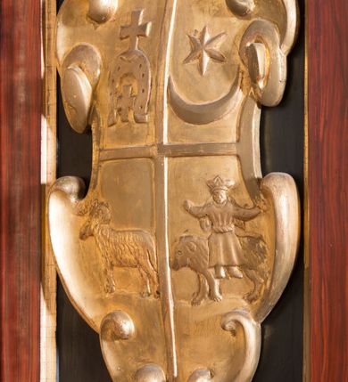 Zdjęcie nr 6: Nastawa ołtarzowa architektoniczna, jednoosiowa, dwukondygnacyjna, na cokole. Ołtarz murowany z kamienną mensą. Na lewym boku ołtarza drewniana wnęka na oleje święte z inskrypcją „OLEA SACRA”. Antepedium w formie leżącego prostokąta w profilowanej ramie, pole kompozycyjne dekorowane dookoła rzędem kolorowych rombów. W polu antepedium znajduje się haftowane koralikami przedstawienie gorejącego serca w koronie cierniowej z zatkniętym u góry krzyżykiem łacińskim. Tabernakulum w formie prostopadłościennej skrzynki. Drzwiczki dwuskrzydłowe, odlewane, w polach przedstawienie wici roślinnej oraz litery alfa i omega. Ściany boczne zdobione kaboszonem i ornamentem małżowinowo-chrząstkowym. Nastawa ustawiona jest na cokole. Pierwsza kondygnacja ujęta parą kolumn. Podpory dźwigają pełne belkowanie wyłamane nad polem środkowym, zamknięte silnie wysuniętym gzymsem. Pole obrazowe w formie arkady z obrazem przedstawiającym Chrzest Chrystusa, na zasuwie obraz Matki Boskiej Nieustającej Pomocy. Kondygnacja ujęta jest uszami z płytkimi niszami dla figur św. Piotra po lewej stronie i św. Pawła po prawej, zwieńczonymi akroterionami utworzonymi z ornamentu małżowinowo-chrząstkowego. Druga kondygnacja ustawiona jest na cokole, ujęta pilastrami hermowymi o kapitelach korynckich, dźwigającymi pełne belkowanie z silnie wystającym gzymsem. Pole obrazowe w formie owalu z przedstawieniem Boga Ojca i Gołębicy Ducha Świętego. Po bokach drugiej kondygnacji znajdują się nisze z figurami św. Stanisława po prawej stronie i nierozpoznanego świętego biskupa po lewej. Ołtarz zwieńczony  jest cokołem z figurą św. Wojciecha.

Cokoły kolumn pierwszej kondygnacji dekorowane są z frontu uskrzydlonymi główkami anielskimi, na zewnętrznych bokach kartuszami z tarczą herbową czteropolową z herbami: Lubicz, Leliwa, Junosza i Rawicz; od wewnątrz ornamentem małżowinowym z chrząstką i kaboszonem. Cokoły kolumn pierwszej kondygnacji w jednej trzeciej wysokości zdobione są ornamentem małżowinowym z kaboszonami, powyżej trzon otoczony jest podwiązaną tkaniną. W polu środkowym w przyłuczach arkady umieszczone są uskrzydlone główki anielskie; węgary od wewnątrz dekorowane są kaboszonami z małżowiną oraz rozetami, podłucze zaś rozetami. Fryz zdobiony jest kaboszonami z małżowiną; a gzyms dekoracją roślinno-geometryczną. Uszy z niszami utworzone są z ornamentu małżowinowo-chrząstkowego. Cokół drugiej kondygnacji dekorowany jest ornamentem małżowinowo-chrząstkowym i kaboszonem, a trzony kolumn utworzone są uskrzydlonych główek anielskich o stylizowanych na woluty skrzydłach. W czterech narożach pola obrazowego umieszczone są uskrzydlone główki anielskie. W polu fryzu znajduje się uskrzydlona główka anielska; gzyms dekorowany jest ornamentem roślinnym. Kondygnacja ujęta jest uszami z płaskiej małżowiny. Gzyms zakończony ażurowym ornamentem małżowinowo-chrząstkowym. Nisze z figurami otoczone są ornamentem małżowinowo-chrząstkowym i zwieńczone cokołami z palmetą. 
Nastawa polichromowana na czerwono z zielonymi i czarnymi elementami. Ornamentyka i kolumny złocone, kaboszony srebrzone.