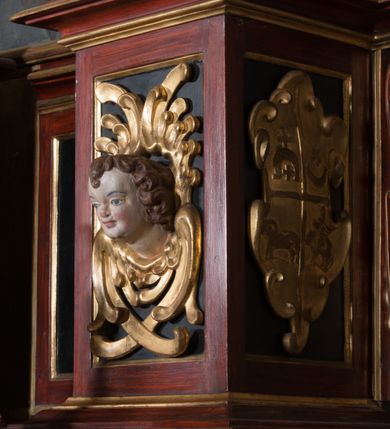 Zdjęcie nr 7: Nastawa ołtarzowa architektoniczna, jednoosiowa, dwukondygnacyjna, na cokole. Ołtarz murowany z kamienną mensą. Na lewym boku ołtarza drewniana wnęka na oleje święte z inskrypcją „OLEA SACRA”. Antepedium w formie leżącego prostokąta w profilowanej ramie, pole kompozycyjne dekorowane dookoła rzędem kolorowych rombów. W polu antepedium znajduje się haftowane koralikami przedstawienie gorejącego serca w koronie cierniowej z zatkniętym u góry krzyżykiem łacińskim. Tabernakulum w formie prostopadłościennej skrzynki. Drzwiczki dwuskrzydłowe, odlewane, w polach przedstawienie wici roślinnej oraz litery alfa i omega. Ściany boczne zdobione kaboszonem i ornamentem małżowinowo-chrząstkowym. Nastawa ustawiona jest na cokole. Pierwsza kondygnacja ujęta parą kolumn. Podpory dźwigają pełne belkowanie wyłamane nad polem środkowym, zamknięte silnie wysuniętym gzymsem. Pole obrazowe w formie arkady z obrazem przedstawiającym Chrzest Chrystusa, na zasuwie obraz Matki Boskiej Nieustającej Pomocy. Kondygnacja ujęta jest uszami z płytkimi niszami dla figur św. Piotra po lewej stronie i św. Pawła po prawej, zwieńczonymi akroterionami utworzonymi z ornamentu małżowinowo-chrząstkowego. Druga kondygnacja ustawiona jest na cokole, ujęta pilastrami hermowymi o kapitelach korynckich, dźwigającymi pełne belkowanie z silnie wystającym gzymsem. Pole obrazowe w formie owalu z przedstawieniem Boga Ojca i Gołębicy Ducha Świętego. Po bokach drugiej kondygnacji znajdują się nisze z figurami św. Stanisława po prawej stronie i nierozpoznanego świętego biskupa po lewej. Ołtarz zwieńczony  jest cokołem z figurą św. Wojciecha.

Cokoły kolumn pierwszej kondygnacji dekorowane są z frontu uskrzydlonymi główkami anielskimi, na zewnętrznych bokach kartuszami z tarczą herbową czteropolową z herbami: Lubicz, Leliwa, Junosza i Rawicz; od wewnątrz ornamentem małżowinowym z chrząstką i kaboszonem. Cokoły kolumn pierwszej kondygnacji w jednej trzeciej wysokości zdobione są ornamentem małżowinowym z kaboszonami, powyżej trzon otoczony jest podwiązaną tkaniną. W polu środkowym w przyłuczach arkady umieszczone są uskrzydlone główki anielskie; węgary od wewnątrz dekorowane są kaboszonami z małżowiną oraz rozetami, podłucze zaś rozetami. Fryz zdobiony jest kaboszonami z małżowiną; a gzyms dekoracją roślinno-geometryczną. Uszy z niszami utworzone są z ornamentu małżowinowo-chrząstkowego. Cokół drugiej kondygnacji dekorowany jest ornamentem małżowinowo-chrząstkowym i kaboszonem, a trzony kolumn utworzone są uskrzydlonych główek anielskich o stylizowanych na woluty skrzydłach. W czterech narożach pola obrazowego umieszczone są uskrzydlone główki anielskie. W polu fryzu znajduje się uskrzydlona główka anielska; gzyms dekorowany jest ornamentem roślinnym. Kondygnacja ujęta jest uszami z płaskiej małżowiny. Gzyms zakończony ażurowym ornamentem małżowinowo-chrząstkowym. Nisze z figurami otoczone są ornamentem małżowinowo-chrząstkowym i zwieńczone cokołami z palmetą. 
Nastawa polichromowana na czerwono z zielonymi i czarnymi elementami. Ornamentyka i kolumny złocone, kaboszony srebrzone.