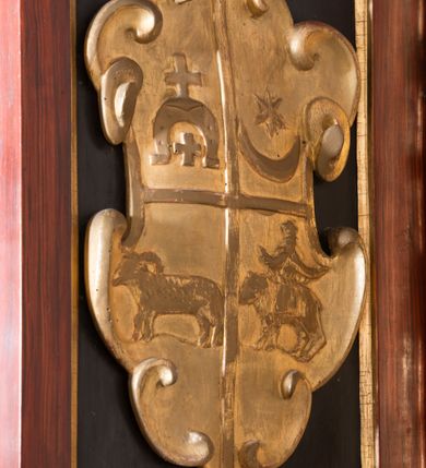 Zdjęcie nr 8: Nastawa ołtarzowa architektoniczna, jednoosiowa, dwukondygnacyjna, na cokole. Ołtarz murowany z kamienną mensą. Na lewym boku ołtarza drewniana wnęka na oleje święte z inskrypcją „OLEA SACRA”. Antepedium w formie leżącego prostokąta w profilowanej ramie, pole kompozycyjne dekorowane dookoła rzędem kolorowych rombów. W polu antepedium znajduje się haftowane koralikami przedstawienie gorejącego serca w koronie cierniowej z zatkniętym u góry krzyżykiem łacińskim. Tabernakulum w formie prostopadłościennej skrzynki. Drzwiczki dwuskrzydłowe, odlewane, w polach przedstawienie wici roślinnej oraz litery alfa i omega. Ściany boczne zdobione kaboszonem i ornamentem małżowinowo-chrząstkowym. Nastawa ustawiona jest na cokole. Pierwsza kondygnacja ujęta parą kolumn. Podpory dźwigają pełne belkowanie wyłamane nad polem środkowym, zamknięte silnie wysuniętym gzymsem. Pole obrazowe w formie arkady z obrazem przedstawiającym Chrzest Chrystusa, na zasuwie obraz Matki Boskiej Nieustającej Pomocy. Kondygnacja ujęta jest uszami z płytkimi niszami dla figur św. Piotra po lewej stronie i św. Pawła po prawej, zwieńczonymi akroterionami utworzonymi z ornamentu małżowinowo-chrząstkowego. Druga kondygnacja ustawiona jest na cokole, ujęta pilastrami hermowymi o kapitelach korynckich, dźwigającymi pełne belkowanie z silnie wystającym gzymsem. Pole obrazowe w formie owalu z przedstawieniem Boga Ojca i Gołębicy Ducha Świętego. Po bokach drugiej kondygnacji znajdują się nisze z figurami św. Stanisława po prawej stronie i nierozpoznanego świętego biskupa po lewej. Ołtarz zwieńczony  jest cokołem z figurą św. Wojciecha.

Cokoły kolumn pierwszej kondygnacji dekorowane są z frontu uskrzydlonymi główkami anielskimi, na zewnętrznych bokach kartuszami z tarczą herbową czteropolową z herbami: Lubicz, Leliwa, Junosza i Rawicz; od wewnątrz ornamentem małżowinowym z chrząstką i kaboszonem. Cokoły kolumn pierwszej kondygnacji w jednej trzeciej wysokości zdobione są ornamentem małżowinowym z kaboszonami, powyżej trzon otoczony jest podwiązaną tkaniną. W polu środkowym w przyłuczach arkady umieszczone są uskrzydlone główki anielskie; węgary od wewnątrz dekorowane są kaboszonami z małżowiną oraz rozetami, podłucze zaś rozetami. Fryz zdobiony jest kaboszonami z małżowiną; a gzyms dekoracją roślinno-geometryczną. Uszy z niszami utworzone są z ornamentu małżowinowo-chrząstkowego. Cokół drugiej kondygnacji dekorowany jest ornamentem małżowinowo-chrząstkowym i kaboszonem, a trzony kolumn utworzone są uskrzydlonych główek anielskich o stylizowanych na woluty skrzydłach. W czterech narożach pola obrazowego umieszczone są uskrzydlone główki anielskie. W polu fryzu znajduje się uskrzydlona główka anielska; gzyms dekorowany jest ornamentem roślinnym. Kondygnacja ujęta jest uszami z płaskiej małżowiny. Gzyms zakończony ażurowym ornamentem małżowinowo-chrząstkowym. Nisze z figurami otoczone są ornamentem małżowinowo-chrząstkowym i zwieńczone cokołami z palmetą. 
Nastawa polichromowana na czerwono z zielonymi i czarnymi elementami. Ornamentyka i kolumny złocone, kaboszony srebrzone.