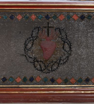 Zdjęcie nr 10: Nastawa ołtarzowa architektoniczna, jednoosiowa, dwukondygnacyjna, na cokole. Ołtarz murowany z kamienną mensą. Na lewym boku ołtarza drewniana wnęka na oleje święte z inskrypcją „OLEA SACRA”. Antepedium w formie leżącego prostokąta w profilowanej ramie, pole kompozycyjne dekorowane dookoła rzędem kolorowych rombów. W polu antepedium znajduje się haftowane koralikami przedstawienie gorejącego serca w koronie cierniowej z zatkniętym u góry krzyżykiem łacińskim. Tabernakulum w formie prostopadłościennej skrzynki. Drzwiczki dwuskrzydłowe, odlewane, w polach przedstawienie wici roślinnej oraz litery alfa i omega. Ściany boczne zdobione kaboszonem i ornamentem małżowinowo-chrząstkowym. Nastawa ustawiona jest na cokole. Pierwsza kondygnacja ujęta parą kolumn. Podpory dźwigają pełne belkowanie wyłamane nad polem środkowym, zamknięte silnie wysuniętym gzymsem. Pole obrazowe w formie arkady z obrazem przedstawiającym Chrzest Chrystusa, na zasuwie obraz Matki Boskiej Nieustającej Pomocy. Kondygnacja ujęta jest uszami z płytkimi niszami dla figur św. Piotra po lewej stronie i św. Pawła po prawej, zwieńczonymi akroterionami utworzonymi z ornamentu małżowinowo-chrząstkowego. Druga kondygnacja ustawiona jest na cokole, ujęta pilastrami hermowymi o kapitelach korynckich, dźwigającymi pełne belkowanie z silnie wystającym gzymsem. Pole obrazowe w formie owalu z przedstawieniem Boga Ojca i Gołębicy Ducha Świętego. Po bokach drugiej kondygnacji znajdują się nisze z figurami św. Stanisława po prawej stronie i nierozpoznanego świętego biskupa po lewej. Ołtarz zwieńczony  jest cokołem z figurą św. Wojciecha.

Cokoły kolumn pierwszej kondygnacji dekorowane są z frontu uskrzydlonymi główkami anielskimi, na zewnętrznych bokach kartuszami z tarczą herbową czteropolową z herbami: Lubicz, Leliwa, Junosza i Rawicz; od wewnątrz ornamentem małżowinowym z chrząstką i kaboszonem. Cokoły kolumn pierwszej kondygnacji w jednej trzeciej wysokości zdobione są ornamentem małżowinowym z kaboszonami, powyżej trzon otoczony jest podwiązaną tkaniną. W polu środkowym w przyłuczach arkady umieszczone są uskrzydlone główki anielskie; węgary od wewnątrz dekorowane są kaboszonami z małżowiną oraz rozetami, podłucze zaś rozetami. Fryz zdobiony jest kaboszonami z małżowiną; a gzyms dekoracją roślinno-geometryczną. Uszy z niszami utworzone są z ornamentu małżowinowo-chrząstkowego. Cokół drugiej kondygnacji dekorowany jest ornamentem małżowinowo-chrząstkowym i kaboszonem, a trzony kolumn utworzone są uskrzydlonych główek anielskich o stylizowanych na woluty skrzydłach. W czterech narożach pola obrazowego umieszczone są uskrzydlone główki anielskie. W polu fryzu znajduje się uskrzydlona główka anielska; gzyms dekorowany jest ornamentem roślinnym. Kondygnacja ujęta jest uszami z płaskiej małżowiny. Gzyms zakończony ażurowym ornamentem małżowinowo-chrząstkowym. Nisze z figurami otoczone są ornamentem małżowinowo-chrząstkowym i zwieńczone cokołami z palmetą. 
Nastawa polichromowana na czerwono z zielonymi i czarnymi elementami. Ornamentyka i kolumny złocone, kaboszony srebrzone.