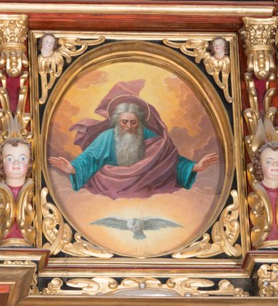 Zdjęcie nr 13: Nastawa ołtarzowa architektoniczna, jednoosiowa, dwukondygnacyjna, na cokole. Ołtarz murowany z kamienną mensą. Na lewym boku ołtarza drewniana wnęka na oleje święte z inskrypcją „OLEA SACRA”. Antepedium w formie leżącego prostokąta w profilowanej ramie, pole kompozycyjne dekorowane dookoła rzędem kolorowych rombów. W polu antepedium znajduje się haftowane koralikami przedstawienie gorejącego serca w koronie cierniowej z zatkniętym u góry krzyżykiem łacińskim. Tabernakulum w formie prostopadłościennej skrzynki. Drzwiczki dwuskrzydłowe, odlewane, w polach przedstawienie wici roślinnej oraz litery alfa i omega. Ściany boczne zdobione kaboszonem i ornamentem małżowinowo-chrząstkowym. Nastawa ustawiona jest na cokole. Pierwsza kondygnacja ujęta parą kolumn. Podpory dźwigają pełne belkowanie wyłamane nad polem środkowym, zamknięte silnie wysuniętym gzymsem. Pole obrazowe w formie arkady z obrazem przedstawiającym Chrzest Chrystusa, na zasuwie obraz Matki Boskiej Nieustającej Pomocy. Kondygnacja ujęta jest uszami z płytkimi niszami dla figur św. Piotra po lewej stronie i św. Pawła po prawej, zwieńczonymi akroterionami utworzonymi z ornamentu małżowinowo-chrząstkowego. Druga kondygnacja ustawiona jest na cokole, ujęta pilastrami hermowymi o kapitelach korynckich, dźwigającymi pełne belkowanie z silnie wystającym gzymsem. Pole obrazowe w formie owalu z przedstawieniem Boga Ojca i Gołębicy Ducha Świętego. Po bokach drugiej kondygnacji znajdują się nisze z figurami św. Stanisława po prawej stronie i nierozpoznanego świętego biskupa po lewej. Ołtarz zwieńczony  jest cokołem z figurą św. Wojciecha.

Cokoły kolumn pierwszej kondygnacji dekorowane są z frontu uskrzydlonymi główkami anielskimi, na zewnętrznych bokach kartuszami z tarczą herbową czteropolową z herbami: Lubicz, Leliwa, Junosza i Rawicz; od wewnątrz ornamentem małżowinowym z chrząstką i kaboszonem. Cokoły kolumn pierwszej kondygnacji w jednej trzeciej wysokości zdobione są ornamentem małżowinowym z kaboszonami, powyżej trzon otoczony jest podwiązaną tkaniną. W polu środkowym w przyłuczach arkady umieszczone są uskrzydlone główki anielskie; węgary od wewnątrz dekorowane są kaboszonami z małżowiną oraz rozetami, podłucze zaś rozetami. Fryz zdobiony jest kaboszonami z małżowiną; a gzyms dekoracją roślinno-geometryczną. Uszy z niszami utworzone są z ornamentu małżowinowo-chrząstkowego. Cokół drugiej kondygnacji dekorowany jest ornamentem małżowinowo-chrząstkowym i kaboszonem, a trzony kolumn utworzone są uskrzydlonych główek anielskich o stylizowanych na woluty skrzydłach. W czterech narożach pola obrazowego umieszczone są uskrzydlone główki anielskie. W polu fryzu znajduje się uskrzydlona główka anielska; gzyms dekorowany jest ornamentem roślinnym. Kondygnacja ujęta jest uszami z płaskiej małżowiny. Gzyms zakończony ażurowym ornamentem małżowinowo-chrząstkowym. Nisze z figurami otoczone są ornamentem małżowinowo-chrząstkowym i zwieńczone cokołami z palmetą. 
Nastawa polichromowana na czerwono z zielonymi i czarnymi elementami. Ornamentyka i kolumny złocone, kaboszony srebrzone.