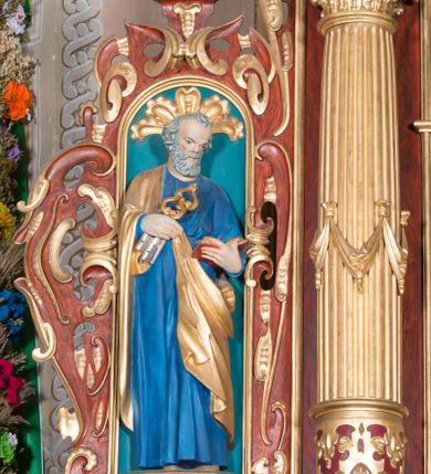 Zdjęcie nr 4: Nastawa ołtarzowa architektoniczna, jednoosiowa, dwukondygnacyjna, na cokole. Ołtarz murowany z kamienną mensą. Na lewym boku ołtarza drewniana wnęka na oleje święte z inskrypcją „OLEA SACRA”. Antepedium w formie leżącego prostokąta w profilowanej ramie, pole kompozycyjne dekorowane dookoła rzędem kolorowych rombów. W polu antepedium znajduje się haftowane koralikami przedstawienie gorejącego serca w koronie cierniowej z zatkniętym u góry krzyżykiem łacińskim. Tabernakulum w formie prostopadłościennej skrzynki. Drzwiczki dwuskrzydłowe, odlewane, w polach przedstawienie wici roślinnej oraz litery alfa i omega. Ściany boczne zdobione kaboszonem i ornamentem małżowinowo-chrząstkowym. Nastawa ustawiona jest na cokole. Pierwsza kondygnacja ujęta parą kolumn. Podpory dźwigają pełne belkowanie wyłamane nad polem środkowym, zamknięte silnie wysuniętym gzymsem. Pole obrazowe w formie arkady z obrazem przedstawiającym Chrzest Chrystusa, na zasuwie obraz Matki Boskiej Nieustającej Pomocy. Kondygnacja ujęta jest uszami z płytkimi niszami dla figur św. Piotra po lewej stronie i św. Pawła po prawej, zwieńczonymi akroterionami utworzonymi z ornamentu małżowinowo-chrząstkowego. Druga kondygnacja ustawiona jest na cokole, ujęta pilastrami hermowymi o kapitelach korynckich, dźwigającymi pełne belkowanie z silnie wystającym gzymsem. Pole obrazowe w formie owalu z przedstawieniem Boga Ojca i Gołębicy Ducha Świętego. Po bokach drugiej kondygnacji znajdują się nisze z figurami św. Stanisława po prawej stronie i nierozpoznanego świętego biskupa po lewej. Ołtarz zwieńczony  jest cokołem z figurą św. Wojciecha.

Cokoły kolumn pierwszej kondygnacji dekorowane są z frontu uskrzydlonymi główkami anielskimi, na zewnętrznych bokach kartuszami z tarczą herbową czteropolową z herbami: Lubicz, Leliwa, Junosza i Rawicz; od wewnątrz ornamentem małżowinowym z chrząstką i kaboszonem. Cokoły kolumn pierwszej kondygnacji w jednej trzeciej wysokości zdobione są ornamentem małżowinowym z kaboszonami, powyżej trzon otoczony jest podwiązaną tkaniną. W polu środkowym w przyłuczach arkady umieszczone są uskrzydlone główki anielskie; węgary od wewnątrz dekorowane są kaboszonami z małżowiną oraz rozetami, podłucze zaś rozetami. Fryz zdobiony jest kaboszonami z małżowiną; a gzyms dekoracją roślinno-geometryczną. Uszy z niszami utworzone są z ornamentu małżowinowo-chrząstkowego. Cokół drugiej kondygnacji dekorowany jest ornamentem małżowinowo-chrząstkowym i kaboszonem, a trzony kolumn utworzone są uskrzydlonych główek anielskich o stylizowanych na woluty skrzydłach. W czterech narożach pola obrazowego umieszczone są uskrzydlone główki anielskie. W polu fryzu znajduje się uskrzydlona główka anielska; gzyms dekorowany jest ornamentem roślinnym. Kondygnacja ujęta jest uszami z płaskiej małżowiny. Gzyms zakończony ażurowym ornamentem małżowinowo-chrząstkowym. Nisze z figurami otoczone są ornamentem małżowinowo-chrząstkowym i zwieńczone cokołami z palmetą. 
Nastawa polichromowana na czerwono z zielonymi i czarnymi elementami. Ornamentyka i kolumny złocone, kaboszony srebrzone.