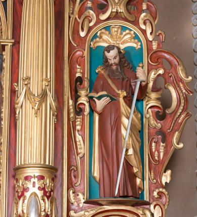 Zdjęcie nr 5: Nastawa ołtarzowa architektoniczna, jednoosiowa, dwukondygnacyjna, na cokole. Ołtarz murowany z kamienną mensą. Na lewym boku ołtarza drewniana wnęka na oleje święte z inskrypcją „OLEA SACRA”. Antepedium w formie leżącego prostokąta w profilowanej ramie, pole kompozycyjne dekorowane dookoła rzędem kolorowych rombów. W polu antepedium znajduje się haftowane koralikami przedstawienie gorejącego serca w koronie cierniowej z zatkniętym u góry krzyżykiem łacińskim. Tabernakulum w formie prostopadłościennej skrzynki. Drzwiczki dwuskrzydłowe, odlewane, w polach przedstawienie wici roślinnej oraz litery alfa i omega. Ściany boczne zdobione kaboszonem i ornamentem małżowinowo-chrząstkowym. Nastawa ustawiona jest na cokole. Pierwsza kondygnacja ujęta parą kolumn. Podpory dźwigają pełne belkowanie wyłamane nad polem środkowym, zamknięte silnie wysuniętym gzymsem. Pole obrazowe w formie arkady z obrazem przedstawiającym Chrzest Chrystusa, na zasuwie obraz Matki Boskiej Nieustającej Pomocy. Kondygnacja ujęta jest uszami z płytkimi niszami dla figur św. Piotra po lewej stronie i św. Pawła po prawej, zwieńczonymi akroterionami utworzonymi z ornamentu małżowinowo-chrząstkowego. Druga kondygnacja ustawiona jest na cokole, ujęta pilastrami hermowymi o kapitelach korynckich, dźwigającymi pełne belkowanie z silnie wystającym gzymsem. Pole obrazowe w formie owalu z przedstawieniem Boga Ojca i Gołębicy Ducha Świętego. Po bokach drugiej kondygnacji znajdują się nisze z figurami św. Stanisława po prawej stronie i nierozpoznanego świętego biskupa po lewej. Ołtarz zwieńczony  jest cokołem z figurą św. Wojciecha.

Cokoły kolumn pierwszej kondygnacji dekorowane są z frontu uskrzydlonymi główkami anielskimi, na zewnętrznych bokach kartuszami z tarczą herbową czteropolową z herbami: Lubicz, Leliwa, Junosza i Rawicz; od wewnątrz ornamentem małżowinowym z chrząstką i kaboszonem. Cokoły kolumn pierwszej kondygnacji w jednej trzeciej wysokości zdobione są ornamentem małżowinowym z kaboszonami, powyżej trzon otoczony jest podwiązaną tkaniną. W polu środkowym w przyłuczach arkady umieszczone są uskrzydlone główki anielskie; węgary od wewnątrz dekorowane są kaboszonami z małżowiną oraz rozetami, podłucze zaś rozetami. Fryz zdobiony jest kaboszonami z małżowiną; a gzyms dekoracją roślinno-geometryczną. Uszy z niszami utworzone są z ornamentu małżowinowo-chrząstkowego. Cokół drugiej kondygnacji dekorowany jest ornamentem małżowinowo-chrząstkowym i kaboszonem, a trzony kolumn utworzone są uskrzydlonych główek anielskich o stylizowanych na woluty skrzydłach. W czterech narożach pola obrazowego umieszczone są uskrzydlone główki anielskie. W polu fryzu znajduje się uskrzydlona główka anielska; gzyms dekorowany jest ornamentem roślinnym. Kondygnacja ujęta jest uszami z płaskiej małżowiny. Gzyms zakończony ażurowym ornamentem małżowinowo-chrząstkowym. Nisze z figurami otoczone są ornamentem małżowinowo-chrząstkowym i zwieńczone cokołami z palmetą. 
Nastawa polichromowana na czerwono z zielonymi i czarnymi elementami. Ornamentyka i kolumny złocone, kaboszony srebrzone.