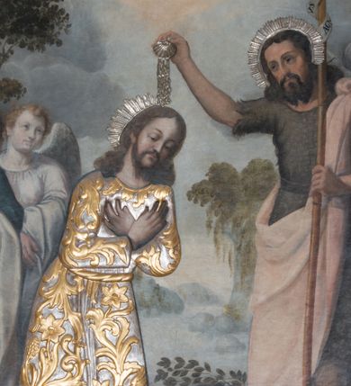 Zdjęcie nr 1: Obraz w formie stojącego prostokąta zamkniętego łukiem półkolistym. W centrum postać Chrystusa zwróconego trzy czwarte w lewo, delikatnie pochylonego z dłońmi skrzyżowanymi na piersi. Twarz owalna o wyraźnych rysach, półprzymkniętych oczach, okolona zarostem. Włosy długie, w postaci loków opadają na ramiona. Chrystus w drewnianej sukience z  płaskorzeźbionym motywem akantu i kwiatów. Po prawej stronie św. Jan Chrzciciel  zwrócony delikatnie w prawo. W lewej ręce trzyma krzyż, u góry obwiedziony banderolą z napisem „AGNVS DEI”, prawą unosi nad głową Jezusa, w dłoni ma płaskorzeźbioną muszelkę, z której wypływa woda. Twarz szczupła, okolona zarostem, z wyraźnie zaznaczonymi kośćmi policzkowymi, włosy ciemne i długie. Ubrany jest w melotę i jasnoróżowy płaszcz. W lewej części obrazu, za Chrystusem dwaj aniołowie. Za św. Janem dwaj mężczyźni w turbanach na głowach. Scena na tle krajobrazu z rzeką. W górnej części płaskorzeźbiona gołębica Ducha Świętego z nałożoną srebrną sukienką. Nad głowami Chrystusa i św. Jana Chrzciciela promieniste, półkoliste nimby ze srebrnej blachy. Kolorystyka jasna i pastelowa. 