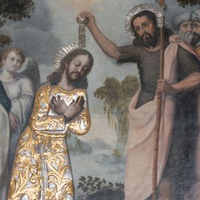 Zdjęcie nr 1: Obraz w formie stojącego prostokąta zamkniętego łukiem półkolistym. W centrum postać Chrystusa zwróconego trzy czwarte w lewo, delikatnie pochylonego z dłońmi skrzyżowanymi na piersi. Twarz owalna o wyraźnych rysach, półprzymkniętych oczach, okolona zarostem. Włosy długie, w postaci loków opadają na ramiona. Chrystus w drewnianej sukience z  płaskorzeźbionym motywem akantu i kwiatów. Po prawej stronie św. Jan Chrzciciel  zwrócony delikatnie w prawo. W lewej ręce trzyma krzyż, u góry obwiedziony banderolą z napisem „AGNVS DEI”, prawą unosi nad głową Jezusa, w dłoni ma płaskorzeźbioną muszelkę, z której wypływa woda. Twarz szczupła, okolona zarostem, z wyraźnie zaznaczonymi kośćmi policzkowymi, włosy ciemne i długie. Ubrany jest w melotę i jasnoróżowy płaszcz. W lewej części obrazu, za Chrystusem dwaj aniołowie. Za św. Janem dwaj mężczyźni w turbanach na głowach. Scena na tle krajobrazu z rzeką. W górnej części płaskorzeźbiona gołębica Ducha Świętego z nałożoną srebrną sukienką. Nad głowami Chrystusa i św. Jana Chrzciciela promieniste, półkoliste nimby ze srebrnej blachy. Kolorystyka jasna i pastelowa. 