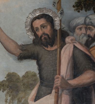 Zdjęcie nr 6: Obraz w formie stojącego prostokąta zamkniętego łukiem półkolistym. W centrum postać Chrystusa zwróconego trzy czwarte w lewo, delikatnie pochylonego z dłońmi skrzyżowanymi na piersi. Twarz owalna o wyraźnych rysach, półprzymkniętych oczach, okolona zarostem. Włosy długie, w postaci loków opadają na ramiona. Chrystus w drewnianej sukience z  płaskorzeźbionym motywem akantu i kwiatów. Po prawej stronie św. Jan Chrzciciel  zwrócony delikatnie w prawo. W lewej ręce trzyma krzyż, u góry obwiedziony banderolą z napisem „AGNVS DEI”, prawą unosi nad głową Jezusa, w dłoni ma płaskorzeźbioną muszelkę, z której wypływa woda. Twarz szczupła, okolona zarostem, z wyraźnie zaznaczonymi kośćmi policzkowymi, włosy ciemne i długie. Ubrany jest w melotę i jasnoróżowy płaszcz. W lewej części obrazu, za Chrystusem dwaj aniołowie. Za św. Janem dwaj mężczyźni w turbanach na głowach. Scena na tle krajobrazu z rzeką. W górnej części płaskorzeźbiona gołębica Ducha Świętego z nałożoną srebrną sukienką. Nad głowami Chrystusa i św. Jana Chrzciciela promieniste, półkoliste nimby ze srebrnej blachy. Kolorystyka jasna i pastelowa. 