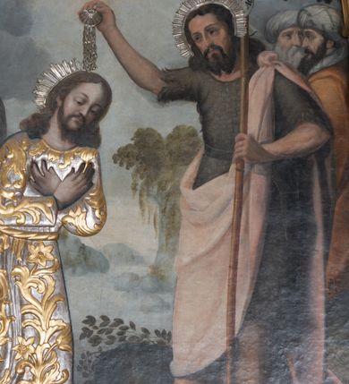 Zdjęcie nr 2: Obraz w formie stojącego prostokąta zamkniętego łukiem półkolistym. W centrum postać Chrystusa zwróconego trzy czwarte w lewo, delikatnie pochylonego z dłońmi skrzyżowanymi na piersi. Twarz owalna o wyraźnych rysach, półprzymkniętych oczach, okolona zarostem. Włosy długie, w postaci loków opadają na ramiona. Chrystus w drewnianej sukience z  płaskorzeźbionym motywem akantu i kwiatów. Po prawej stronie św. Jan Chrzciciel  zwrócony delikatnie w prawo. W lewej ręce trzyma krzyż, u góry obwiedziony banderolą z napisem „AGNVS DEI”, prawą unosi nad głową Jezusa, w dłoni ma płaskorzeźbioną muszelkę, z której wypływa woda. Twarz szczupła, okolona zarostem, z wyraźnie zaznaczonymi kośćmi policzkowymi, włosy ciemne i długie. Ubrany jest w melotę i jasnoróżowy płaszcz. W lewej części obrazu, za Chrystusem dwaj aniołowie. Za św. Janem dwaj mężczyźni w turbanach na głowach. Scena na tle krajobrazu z rzeką. W górnej części płaskorzeźbiona gołębica Ducha Świętego z nałożoną srebrną sukienką. Nad głowami Chrystusa i św. Jana Chrzciciela promieniste, półkoliste nimby ze srebrnej blachy. Kolorystyka jasna i pastelowa. 