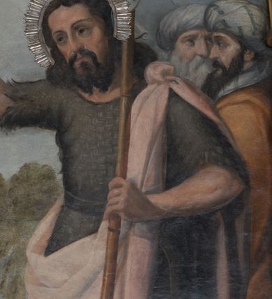 Zdjęcie nr 5: Obraz w formie stojącego prostokąta zamkniętego łukiem półkolistym. W centrum postać Chrystusa zwróconego trzy czwarte w lewo, delikatnie pochylonego z dłońmi skrzyżowanymi na piersi. Twarz owalna o wyraźnych rysach, półprzymkniętych oczach, okolona zarostem. Włosy długie, w postaci loków opadają na ramiona. Chrystus w drewnianej sukience z  płaskorzeźbionym motywem akantu i kwiatów. Po prawej stronie św. Jan Chrzciciel  zwrócony delikatnie w prawo. W lewej ręce trzyma krzyż, u góry obwiedziony banderolą z napisem „AGNVS DEI”, prawą unosi nad głową Jezusa, w dłoni ma płaskorzeźbioną muszelkę, z której wypływa woda. Twarz szczupła, okolona zarostem, z wyraźnie zaznaczonymi kośćmi policzkowymi, włosy ciemne i długie. Ubrany jest w melotę i jasnoróżowy płaszcz. W lewej części obrazu, za Chrystusem dwaj aniołowie. Za św. Janem dwaj mężczyźni w turbanach na głowach. Scena na tle krajobrazu z rzeką. W górnej części płaskorzeźbiona gołębica Ducha Świętego z nałożoną srebrną sukienką. Nad głowami Chrystusa i św. Jana Chrzciciela promieniste, półkoliste nimby ze srebrnej blachy. Kolorystyka jasna i pastelowa. 