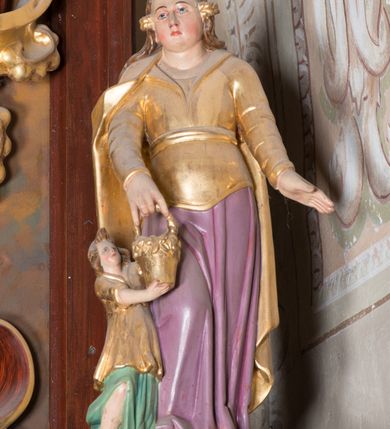 Zdjęcie nr 10: Ołtarz architektoniczny, jednoosiowy, jednokondygnacyjny ze zwieńczeniem. Ołtarz murowany, prostopadłościenny z kamienną mensą. Antepedium drewniane, w polu którego ozdobny, płaskorzeźbiony monogram Chrystusa na niebieskim tle wraz z dekoracją ornamentalną w narożach pola. Pole ujęte ozdobną ramą z płaskorzeźbionym ornamentem z wici roślinnej na jasnoniebieskim tle. Drewniane retabulum ustawione na cokole. W polu obraz z przedstawieniem Modlitwy w Ogrójcu w kształcie leżącego prostokąta o krótszych bokach zakończonych łukiem nadwieszonym. Nastawa flankowana parą kolumn podtrzymujących wyłamane nad osią główną belkowanie. W polu głównym obraz Ecce Homo, a na zasuwie obraz św. Antoniego Padewskiego. Zwieńczenie w formie owalu ujętego ażurową dekoracją formowaną z ornamentu małżowinowo-chrząstkowego na tle kwadratowej ramy. W polu obraz Chrystusa u słupa, po bokach figury, po lewej św. Mikołaja, po prawej św. Doroty, na szczycie figura św. Józefa. Partie cokołów ozdobione płycinami z uskrzydlonymi główkami aniołów w polu, po bokach dekorowane ornamentem małżowinowo-chrząstkowym. Zasadnicza część nastawy ujęta po bokach uszami z ornamentem o formach małżowinowo-chrząstkowych, z czego prawy złożony, dostosowany do południowego filaru kościoła. Trzony kolumn w dolnej partii ozdobione kartuszami o fantazyjnych wycięciach z motywami kaboszonów, w górnej partii pokryte dekoracją w formie wici winnej latorośli. W partii fryzu oraz pod gzymsem ornamentyka roślinna. Pośrodku belkowania motyw dekoracyjnego spływu z uskrzydloną główką aniołka z podwiązaną chustą pod szyją. Pole środkowe w formie prostokątnej wnęki ujętej profilowanymi ramami z czego wewnętrzna ozdobiona ornamentem małżowinowo-chrząstkowym. Polichromia struktury ołtarza utrzymana w odcieniach ciemnego brązu i czerwieni, partie w tle ornamentów niebieskie. Ornamentyka i elementy detalu architektonicznego złocone i srebrzone. 

