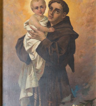 Zdjęcie nr 7: Ołtarz architektoniczny, jednoosiowy, jednokondygnacyjny ze zwieńczeniem. Ołtarz murowany, prostopadłościenny z kamienną mensą. Antepedium drewniane, w polu którego ozdobny, płaskorzeźbiony monogram Chrystusa na niebieskim tle wraz z dekoracją ornamentalną w narożach pola. Pole ujęte ozdobną ramą z płaskorzeźbionym ornamentem z wici roślinnej na jasnoniebieskim tle. Drewniane retabulum ustawione na cokole. W polu obraz z przedstawieniem Modlitwy w Ogrójcu w kształcie leżącego prostokąta o krótszych bokach zakończonych łukiem nadwieszonym. Nastawa flankowana parą kolumn podtrzymujących wyłamane nad osią główną belkowanie. W polu głównym obraz Ecce Homo, a na zasuwie obraz św. Antoniego Padewskiego. Zwieńczenie w formie owalu ujętego ażurową dekoracją formowaną z ornamentu małżowinowo-chrząstkowego na tle kwadratowej ramy. W polu obraz Chrystusa u słupa, po bokach figury, po lewej św. Mikołaja, po prawej św. Doroty, na szczycie figura św. Józefa. Partie cokołów ozdobione płycinami z uskrzydlonymi główkami aniołów w polu, po bokach dekorowane ornamentem małżowinowo-chrząstkowym. Zasadnicza część nastawy ujęta po bokach uszami z ornamentem o formach małżowinowo-chrząstkowych, z czego prawy złożony, dostosowany do południowego filaru kościoła. Trzony kolumn w dolnej partii ozdobione kartuszami o fantazyjnych wycięciach z motywami kaboszonów, w górnej partii pokryte dekoracją w formie wici winnej latorośli. W partii fryzu oraz pod gzymsem ornamentyka roślinna. Pośrodku belkowania motyw dekoracyjnego spływu z uskrzydloną główką aniołka z podwiązaną chustą pod szyją. Pole środkowe w formie prostokątnej wnęki ujętej profilowanymi ramami z czego wewnętrzna ozdobiona ornamentem małżowinowo-chrząstkowym. Polichromia struktury ołtarza utrzymana w odcieniach ciemnego brązu i czerwieni, partie w tle ornamentów niebieskie. Ornamentyka i elementy detalu architektonicznego złocone i srebrzone. 

