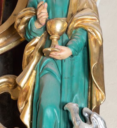 Zdjęcie nr 3: Ołtarz architektoniczny, jednoosiowy, jednokondygnacyjny ze zwieńczeniem. Ołtarz murowany, prostopadłościenny z kamienną mensą. Antepedium drewniane, w polu którego ozdobny, płaskorzeźbiony monogram maryjny na niebieskim tle oraz dekoracja ornamentalna w narożach pola. Pole ujęte ozdobną ramą z płaskorzeźbionym ornamentem z wici roślinnej na jasnoniebieskim tle. Drewniane retabulum ustawione na cokole. W predelli obraz z przedstawieniem Nawiedzenia Najświętszej Marii Panny w kształcie leżącego prostokąta o krótszych bokach zakończonych półkolistym łukiem nadwieszonym. Nastawa flankowana parą kolumn podtrzymujących wyłamane nad osią główną belkowanie. W polu głównym obraz Matki Boskiej Śnieżnej, a na zasuwie obraz Najświętsze Serce Jezusa. Zwieńczenie w formie owalu ujętego dekoracyjną, ażurową ramą formowaną z ornamentu małżowinowo-chrząstkowego na tle kwadratowej ramy. W polu znajduje się obraz „Koronacja Najświętszej Marii Panny”, a po bokach figury, po lewej: św. Archanioła Rafała z Tobiaszem, po prawej: św. Jana Ewangelisty, na szczycie figura św. Michała Archanioła. Partie cokołów ozdobione są ornamentem w formie kartusza o fantazyjnie kształtowanych krawędziach, z motywem kaboszonów pośrodku. Cokoły po zewnętrznej stronie zostały ozdobione ornamentalnym podwieszeniem z motywem małżowinowo-chrząstkowym. Zasadnicza część nastawy ujęta po bokach uszami z ornamentem o formach małżowinowo-chrząstkowych, z czego lewy złożony, dostosowany do północnego filaru kościoła. Trzony kolumn w dolnej partii ozdobione kartuszami o fantazyjnych wycięciach z motywami kaboszonów, w górnej partii pokryte dekoracją w formie wici winnej latorośli. W partii fryzu oraz pod gzymsem ornamentyka roślinna. Pośrodku belkowania motyw dekoracyjnego spływu z uskrzydloną główką aniołka z podwiązaną chustą pod szyją. Pole środkowe w formie prostokątnej wnęki ujętej profilowanymi ramami z czego wewnętrzna ozdobiona ornamentem małżowinowo-chrząstkowym z motywami uskrzydlonych główek aniołków pośrodku każdego boku ramy. Polichromia struktury ołtarza utrzymana w odcieniach ciemnego brązu i bordo, partie w tle ornamentów niebieskie. Ornamentyka i elementy detalu architektonicznego złocone i srebrzone. 