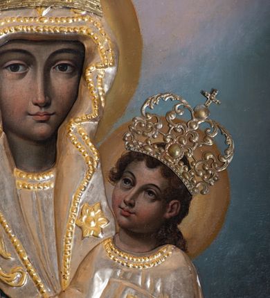 Zdjęcie nr 9: Ołtarz architektoniczny, jednoosiowy, jednokondygnacyjny ze zwieńczeniem. Ołtarz murowany, prostopadłościenny z kamienną mensą. Antepedium drewniane, w polu którego ozdobny, płaskorzeźbiony monogram maryjny na niebieskim tle oraz dekoracja ornamentalna w narożach pola. Pole ujęte ozdobną ramą z płaskorzeźbionym ornamentem z wici roślinnej na jasnoniebieskim tle. Drewniane retabulum ustawione na cokole. W predelli obraz z przedstawieniem Nawiedzenia Najświętszej Marii Panny w kształcie leżącego prostokąta o krótszych bokach zakończonych półkolistym łukiem nadwieszonym. Nastawa flankowana parą kolumn podtrzymujących wyłamane nad osią główną belkowanie. W polu głównym obraz Matki Boskiej Śnieżnej, a na zasuwie obraz Najświętsze Serce Jezusa. Zwieńczenie w formie owalu ujętego dekoracyjną, ażurową ramą formowaną z ornamentu małżowinowo-chrząstkowego na tle kwadratowej ramy. W polu znajduje się obraz „Koronacja Najświętszej Marii Panny”, a po bokach figury, po lewej: św. Archanioła Rafała z Tobiaszem, po prawej: św. Jana Ewangelisty, na szczycie figura św. Michała Archanioła. Partie cokołów ozdobione są ornamentem w formie kartusza o fantazyjnie kształtowanych krawędziach, z motywem kaboszonów pośrodku. Cokoły po zewnętrznej stronie zostały ozdobione ornamentalnym podwieszeniem z motywem małżowinowo-chrząstkowym. Zasadnicza część nastawy ujęta po bokach uszami z ornamentem o formach małżowinowo-chrząstkowych, z czego lewy złożony, dostosowany do północnego filaru kościoła. Trzony kolumn w dolnej partii ozdobione kartuszami o fantazyjnych wycięciach z motywami kaboszonów, w górnej partii pokryte dekoracją w formie wici winnej latorośli. W partii fryzu oraz pod gzymsem ornamentyka roślinna. Pośrodku belkowania motyw dekoracyjnego spływu z uskrzydloną główką aniołka z podwiązaną chustą pod szyją. Pole środkowe w formie prostokątnej wnęki ujętej profilowanymi ramami z czego wewnętrzna ozdobiona ornamentem małżowinowo-chrząstkowym z motywami uskrzydlonych główek aniołków pośrodku każdego boku ramy. Polichromia struktury ołtarza utrzymana w odcieniach ciemnego brązu i bordo, partie w tle ornamentów niebieskie. Ornamentyka i elementy detalu architektonicznego złocone i srebrzone. 