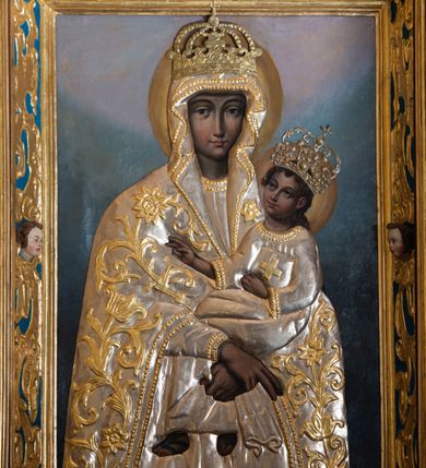 Zdjęcie nr 8: Ołtarz architektoniczny, jednoosiowy, jednokondygnacyjny ze zwieńczeniem. Ołtarz murowany, prostopadłościenny z kamienną mensą. Antepedium drewniane, w polu którego ozdobny, płaskorzeźbiony monogram maryjny na niebieskim tle oraz dekoracja ornamentalna w narożach pola. Pole ujęte ozdobną ramą z płaskorzeźbionym ornamentem z wici roślinnej na jasnoniebieskim tle. Drewniane retabulum ustawione na cokole. W predelli obraz z przedstawieniem Nawiedzenia Najświętszej Marii Panny w kształcie leżącego prostokąta o krótszych bokach zakończonych półkolistym łukiem nadwieszonym. Nastawa flankowana parą kolumn podtrzymujących wyłamane nad osią główną belkowanie. W polu głównym obraz Matki Boskiej Śnieżnej, a na zasuwie obraz Najświętsze Serce Jezusa. Zwieńczenie w formie owalu ujętego dekoracyjną, ażurową ramą formowaną z ornamentu małżowinowo-chrząstkowego na tle kwadratowej ramy. W polu znajduje się obraz „Koronacja Najświętszej Marii Panny”, a po bokach figury, po lewej: św. Archanioła Rafała z Tobiaszem, po prawej: św. Jana Ewangelisty, na szczycie figura św. Michała Archanioła. Partie cokołów ozdobione są ornamentem w formie kartusza o fantazyjnie kształtowanych krawędziach, z motywem kaboszonów pośrodku. Cokoły po zewnętrznej stronie zostały ozdobione ornamentalnym podwieszeniem z motywem małżowinowo-chrząstkowym. Zasadnicza część nastawy ujęta po bokach uszami z ornamentem o formach małżowinowo-chrząstkowych, z czego lewy złożony, dostosowany do północnego filaru kościoła. Trzony kolumn w dolnej partii ozdobione kartuszami o fantazyjnych wycięciach z motywami kaboszonów, w górnej partii pokryte dekoracją w formie wici winnej latorośli. W partii fryzu oraz pod gzymsem ornamentyka roślinna. Pośrodku belkowania motyw dekoracyjnego spływu z uskrzydloną główką aniołka z podwiązaną chustą pod szyją. Pole środkowe w formie prostokątnej wnęki ujętej profilowanymi ramami z czego wewnętrzna ozdobiona ornamentem małżowinowo-chrząstkowym z motywami uskrzydlonych główek aniołków pośrodku każdego boku ramy. Polichromia struktury ołtarza utrzymana w odcieniach ciemnego brązu i bordo, partie w tle ornamentów niebieskie. Ornamentyka i elementy detalu architektonicznego złocone i srebrzone. 