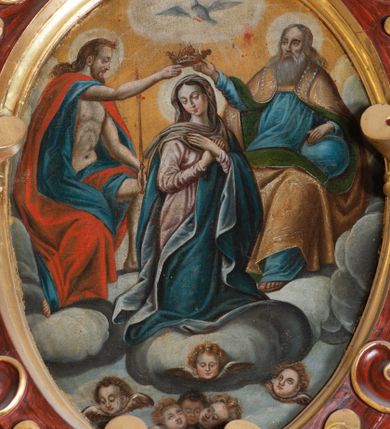 Zdjęcie nr 7: Ołtarz architektoniczny, jednoosiowy, jednokondygnacyjny ze zwieńczeniem. Ołtarz murowany, prostopadłościenny z kamienną mensą. Antepedium drewniane, w polu którego ozdobny, płaskorzeźbiony monogram maryjny na niebieskim tle oraz dekoracja ornamentalna w narożach pola. Pole ujęte ozdobną ramą z płaskorzeźbionym ornamentem z wici roślinnej na jasnoniebieskim tle. Drewniane retabulum ustawione na cokole. W predelli obraz z przedstawieniem Nawiedzenia Najświętszej Marii Panny w kształcie leżącego prostokąta o krótszych bokach zakończonych półkolistym łukiem nadwieszonym. Nastawa flankowana parą kolumn podtrzymujących wyłamane nad osią główną belkowanie. W polu głównym obraz Matki Boskiej Śnieżnej, a na zasuwie obraz Najświętsze Serce Jezusa. Zwieńczenie w formie owalu ujętego dekoracyjną, ażurową ramą formowaną z ornamentu małżowinowo-chrząstkowego na tle kwadratowej ramy. W polu znajduje się obraz „Koronacja Najświętszej Marii Panny”, a po bokach figury, po lewej: św. Archanioła Rafała z Tobiaszem, po prawej: św. Jana Ewangelisty, na szczycie figura św. Michała Archanioła. Partie cokołów ozdobione są ornamentem w formie kartusza o fantazyjnie kształtowanych krawędziach, z motywem kaboszonów pośrodku. Cokoły po zewnętrznej stronie zostały ozdobione ornamentalnym podwieszeniem z motywem małżowinowo-chrząstkowym. Zasadnicza część nastawy ujęta po bokach uszami z ornamentem o formach małżowinowo-chrząstkowych, z czego lewy złożony, dostosowany do północnego filaru kościoła. Trzony kolumn w dolnej partii ozdobione kartuszami o fantazyjnych wycięciach z motywami kaboszonów, w górnej partii pokryte dekoracją w formie wici winnej latorośli. W partii fryzu oraz pod gzymsem ornamentyka roślinna. Pośrodku belkowania motyw dekoracyjnego spływu z uskrzydloną główką aniołka z podwiązaną chustą pod szyją. Pole środkowe w formie prostokątnej wnęki ujętej profilowanymi ramami z czego wewnętrzna ozdobiona ornamentem małżowinowo-chrząstkowym z motywami uskrzydlonych główek aniołków pośrodku każdego boku ramy. Polichromia struktury ołtarza utrzymana w odcieniach ciemnego brązu i bordo, partie w tle ornamentów niebieskie. Ornamentyka i elementy detalu architektonicznego złocone i srebrzone. 