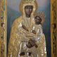 Zdjęcie nr 1: Obraz w kształcie stojącego prostokąta z wizerunkiem Matki Boskiej Śnieżnej. Maria przedstawiona frontalnie, w półpostaci, z Dzieciątkiem Jezus na lewym ręku, ze skrzyżowanymi dłońmi. Twarz podłużna, z długim i wąskim nosem, drobnymi ustami, dużymi oczami obwiedzionymi regularnymi łukami brwiowymi, ze wzrokiem skierowanym wprost na widza. Dzieciątko zwrócone trzy czwarte w prawo, w pozycji siedzącej, z książką ze znakiem krzyża na obwolucie w lewej dłoni, prawą czyniące gest błogosławieństwa, na stopach ma namalowane rzymskie sandałki. Twarz okrągła o wyrazistych rysach, duże i brązowe oczy, zarumienione policzki, włosy kręcone, średniej długości opadające na plecy, wzrok skierowany na Matkę. Wokół głów Marii i Dzieciątka złote i koliste nimby. Tło w ciemnych odcieniach szarości i koloru niebieskiego, rozjaśnione w górnej części. Na postacie Marii i Dzieciątka nałożone metalowe: sukienki, korony w typie zamkniętym oraz chustka w dłoni Marii. Sukienki ozdobione wicią roślinną z kwiatami.




