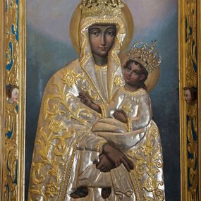 Zdjęcie nr 1: Obraz w kształcie stojącego prostokąta z wizerunkiem Matki Boskiej Śnieżnej. Maria przedstawiona frontalnie, w półpostaci, z Dzieciątkiem Jezus na lewym ręku, ze skrzyżowanymi dłońmi. Twarz podłużna, z długim i wąskim nosem, drobnymi ustami, dużymi oczami obwiedzionymi regularnymi łukami brwiowymi, ze wzrokiem skierowanym wprost na widza. Dzieciątko zwrócone trzy czwarte w prawo, w pozycji siedzącej, z książką ze znakiem krzyża na obwolucie w lewej dłoni, prawą czyniące gest błogosławieństwa, na stopach ma namalowane rzymskie sandałki. Twarz okrągła o wyrazistych rysach, duże i brązowe oczy, zarumienione policzki, włosy kręcone, średniej długości opadające na plecy, wzrok skierowany na Matkę. Wokół głów Marii i Dzieciątka złote i koliste nimby. Tło w ciemnych odcieniach szarości i koloru niebieskiego, rozjaśnione w górnej części. Na postacie Marii i Dzieciątka nałożone metalowe: sukienki, korony w typie zamkniętym oraz chustka w dłoni Marii. Sukienki ozdobione wicią roślinną z kwiatami.




