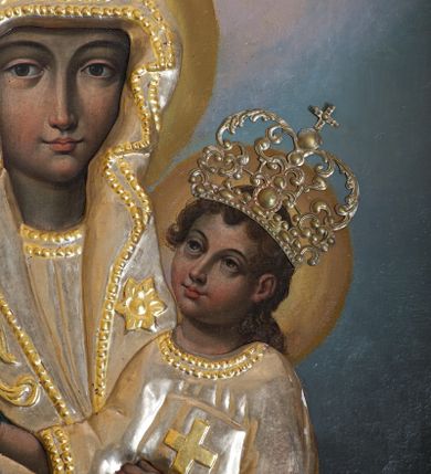 Zdjęcie nr 3: Obraz w kształcie stojącego prostokąta z wizerunkiem Matki Boskiej Śnieżnej. Maria przedstawiona frontalnie, w półpostaci, z Dzieciątkiem Jezus na lewym ręku, ze skrzyżowanymi dłońmi. Twarz podłużna, z długim i wąskim nosem, drobnymi ustami, dużymi oczami obwiedzionymi regularnymi łukami brwiowymi, ze wzrokiem skierowanym wprost na widza. Dzieciątko zwrócone trzy czwarte w prawo, w pozycji siedzącej, z książką ze znakiem krzyża na obwolucie w lewej dłoni, prawą czyniące gest błogosławieństwa, na stopach ma namalowane rzymskie sandałki. Twarz okrągła o wyrazistych rysach, duże i brązowe oczy, zarumienione policzki, włosy kręcone, średniej długości opadające na plecy, wzrok skierowany na Matkę. Wokół głów Marii i Dzieciątka złote i koliste nimby. Tło w ciemnych odcieniach szarości i koloru niebieskiego, rozjaśnione w górnej części. Na postacie Marii i Dzieciątka nałożone metalowe: sukienki, korony w typie zamkniętym oraz chustka w dłoni Marii. Sukienki ozdobione wicią roślinną z kwiatami.




