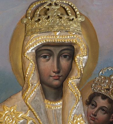 Zdjęcie nr 2: Obraz w kształcie stojącego prostokąta z wizerunkiem Matki Boskiej Śnieżnej. Maria przedstawiona frontalnie, w półpostaci, z Dzieciątkiem Jezus na lewym ręku, ze skrzyżowanymi dłońmi. Twarz podłużna, z długim i wąskim nosem, drobnymi ustami, dużymi oczami obwiedzionymi regularnymi łukami brwiowymi, ze wzrokiem skierowanym wprost na widza. Dzieciątko zwrócone trzy czwarte w prawo, w pozycji siedzącej, z książką ze znakiem krzyża na obwolucie w lewej dłoni, prawą czyniące gest błogosławieństwa, na stopach ma namalowane rzymskie sandałki. Twarz okrągła o wyrazistych rysach, duże i brązowe oczy, zarumienione policzki, włosy kręcone, średniej długości opadające na plecy, wzrok skierowany na Matkę. Wokół głów Marii i Dzieciątka złote i koliste nimby. Tło w ciemnych odcieniach szarości i koloru niebieskiego, rozjaśnione w górnej części. Na postacie Marii i Dzieciątka nałożone metalowe: sukienki, korony w typie zamkniętym oraz chustka w dłoni Marii. Sukienki ozdobione wicią roślinną z kwiatami.




