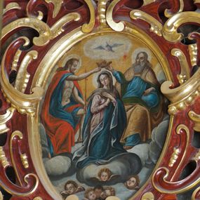 Zdjęcie nr 1: Obraz w kształcie owalu przedstawiający koronację Najświętszej Marii Panny. Pośrodku klęcząca Maria, delikatnie zwrócona w lewo, z rękami skrzyżowanymi na piersiach, z głową zwróconą w prawo. Ma szeroką twarz z wysokim czołem, z małymi ustami, długim nosem i delikatnie przymkniętymi oczami oraz silnie zarumienione policzki. Ubrana jest w długą i różową suknię z długimi rękawami, niebieski płaszcz z jasnobłękitną podszewką oraz jasnobrązowy welon, spod którego widać ciemnobrązowe włosy. Po prawej stronie obrazu znajduje się siedzący Bóg Ojciec, prawą ręką trzymający koronę nad głową Marii, z lewą ręką wspartą na niebieskim globie ziemskim. Twarz o rysach starszego mężczyzny, okolona długą i siwą brodą oraz długimi i siwymi włosami. Ubrany jest w niebieską długą suknię z długimi rękawami oraz złoty płaszcz z zieloną podszewką spięty na piersiach, na brzegach zdobiony perełkowaniem. Po lewej stronie Chrystus ukazany w pozycji siedzącej, zwrócony w lewo, prawą ręką podtrzymujący koronę nad głową Marii, w lewej dzierżący długie berło. Twarz widoczna z prawego profilu, okolona krótką i brązową brodą oraz długimi, falującymi włosami, spływającymi na plecy. Ubrany jest w niebieską szatę, odsłaniającą nagi tors oraz czerwony płaszcz. Wszystkie postacie mają wokół głów białe i koliste nimby. W dolnej części kompozycji na tle bujnych chmur znajdują się uskrzydlone główki aniołków; w górnej części obrazu gołębica Ducha Świętego z rozpostartymi szeroko skrzydłami, od której odchodzą promienie światła, a wokół niej biała, owalna aureola na tle żółtego nieba. 


