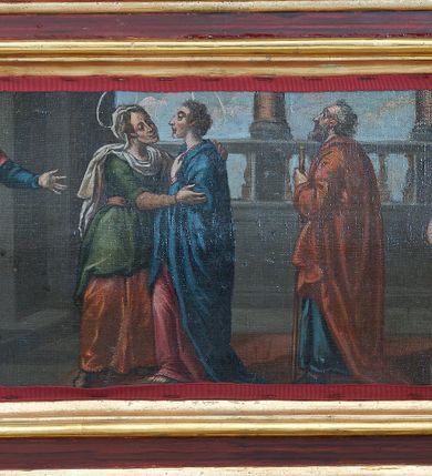 Zdjęcie nr 2: Obraz w kształcie leżącego prostokąta, o bokach w formie półkolistego łuku nadwieszonego. Przedstawienie ukazuje nawiedzenie św. Elżbiety przez Marię. Obydwie kobiety ukazane są pośrodku sceny. Maria po prawej, zwrócona w prawo, z lewą ręką złożoną na piersi. Święta Elżbieta po lewej stronie, obejmująca rękami Matkę Boską, z głową przechyloną na prawe ramię. Twarze niewiast podłużne, z dużymi oczami i długimi nosami oraz zarumienionymi policzkami; włosy brązowe i silnie kręcone; wokół głów mają okrągłe, białe nimby. Matka Boska ubrana jest w długą, różową suknię i niebieski płaszcz, a św. Elżbieta w ugrową suknię spodnią oraz w krótszą, zieloną i przewiązaną brązowym paskiem oraz biały welon spływający na szyję i ramiona. Za św. Elżbietą stoi zwrócony delikatnie w lewo Zachariasz prawą ręką chwytający klamkę drzwi, z lewą odchyloną daleko w bok. Twarz o starczych rysach, okolona długą i siwą brodą. Ubrany jest w niebieskie spodnie i koszulę z długimi rękawami, czerwoną tunikę przewiązaną na biodrach niebieskim pasem, wysokie buty z cholewami oraz niebiesko-brązową czapkę. W lewym dolnym rogu znajduje się siedząca kobieta karmiąca niemowlę, z głową zwróconą w stronę Zachariasza. Ubrana jest w niebieską spódnicę, różową koszulę, biały welon i chustę. Niemowlę ukazane od tyłu, przewiązane w biodrach pieluszką. Po prawej stronie obrazu za Matką Boską stoi św. Józef, widoczny z lewego profilu z drewnianą laską w dłoni. Twarz mężczyzny w średnim wieku, okolona brodą, włosy średniej długości, delikatnie siwe. Ubrany jest w niebieską suknię oraz szeroki, brązowy płaszcz. W prawym dolnym rogu widoczni w półpostaci, rozmawiający ze sobą mężczyzna i kobieta. Kobieta prawą ręką przytrzymuje wsparty na głowie kosz, lewą, ugiętą w łokciu unosi na wysokość brzucha. Ubrana jest w białą koszulę, czerwoną spódnicę i niebieską bluzkę. Mężczyzna widoczny z lewego profilu ubrany jest w zielony płaszcz. Całość ukazana jest we wnętrzu architektonicznym, w tle widoczna tralkowa balustrada oraz dolne fragmenty kolumn na wysokich cokołach. Przestrzeń otwiera się na pejzaż, gdzie widoczne jest błękitne niebo z chmurami. 