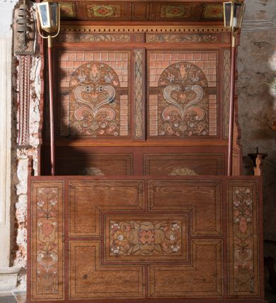 Zdjęcie nr 2: Stalle jednorzędowe, dwusiedziskowe, z wysokimi zapleckami i przedpiersiem oraz wydatnym baldachimem, ustawione na wysokim postumencie. Przedpiersie dzielone siedmioma płycinami, z których dwie skrajne ustawione pionowo a środkową poziomo z malowaną dekoracją w polu. Reszta płycin o wykroju w kształcie litery L, fladrowana, ujęta w profilowane ramy, otaczająca płycinę środkową. Siedziska fladrowane, wypełnione malowanymi płycinami w ramach, zawierającymi rozety. Zaplecki podzielone zdobionymi geometrycznie pilastrami, podtrzymującymi uproszczone belkowanie i gzyms. Między pilastrami dwa prostokątne pola wypełnione malowanymi niszami z symetryczną, stylizowaną dekoracją roślinną na kształt arabeski, położoną na tle imitacji boniowanego muru. Boki zaplecków wklęsło-wypukłe, zdobione malowanym ornamentem kartuszowo-zawijanym. Podniebie baldachimów dekorowane malowanymi naprzemiennie płycinami w formie kasetonów ze stylizowanymi rozetami. Fryz zdobiony dekoracją roślinną, a gzyms podwieszonym kostkowaniem. 