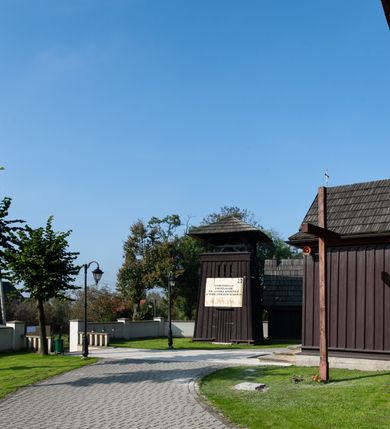 Zdjęcie nr 11: Kościół orientowany, jednonawowy, z węższym, zamkniętym wielobocznie prezbiterium, przy którym od północy prostokątna zakrystia (obecnie skarbiec) od południa prostokątna nowa zakrystia. Przy korpusie od południa i zachodu kruchty. Wewnątrz stropy, w prezbiterium i środkowej części nawy z fasetami; w nawie boczne płaskie odcinki stropu wparte na dwóch słupach. W prezbiterium i nawie na stropach dekoracja geometryczna z listew. Ściany artykułowane pilastrami. Tęcza o wystroju prostokątnym, ujęta przyściennymi filarami. Zewnątrz ściany szalowane deskowaniem na nakładkę, opięte pilastrami. Fasada rozczłonkowana czterema pilastrami wspierającymi gzyms, pośrodku wyłamany nad oknem wchodzącym w pole szczytu. Szczyt trójkątny, w połowie przedzielony gzymsem. Dachy dwuspadowe, nad prezbiterium wielopołaciowy, nad nową zakrystią namiotowy oraz pulpitowe; na kalenicy dachu nawy sygnaturka. Okna prostokątne w profilowanych obramieniach. Portal uszaty, z datą: 1748.