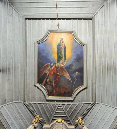 Zdjęcie nr 18: Kościół orientowany, jednonawowy, z węższym, zamkniętym wielobocznie prezbiterium, przy którym od północy prostokątna zakrystia (obecnie skarbiec) od południa prostokątna nowa zakrystia. Przy korpusie od południa i zachodu kruchty. Wewnątrz stropy, w prezbiterium i środkowej części nawy z fasetami; w nawie boczne płaskie odcinki stropu wparte na dwóch słupach. W prezbiterium i nawie na stropach dekoracja geometryczna z listew. Ściany artykułowane pilastrami. Tęcza o wystroju prostokątnym, ujęta przyściennymi filarami. Zewnątrz ściany szalowane deskowaniem na nakładkę, opięte pilastrami. Fasada rozczłonkowana czterema pilastrami wspierającymi gzyms, pośrodku wyłamany nad oknem wchodzącym w pole szczytu. Szczyt trójkątny, w połowie przedzielony gzymsem. Dachy dwuspadowe, nad prezbiterium wielopołaciowy, nad nową zakrystią namiotowy oraz pulpitowe; na kalenicy dachu nawy sygnaturka. Okna prostokątne w profilowanych obramieniach. Portal uszaty, z datą: 1748.