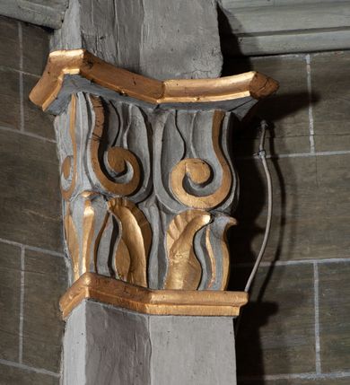 Zdjęcie nr 19: Kościół orientowany, jednonawowy, z węższym, zamkniętym wielobocznie prezbiterium, przy którym od północy prostokątna zakrystia (obecnie skarbiec) od południa prostokątna nowa zakrystia. Przy korpusie od południa i zachodu kruchty. Wewnątrz stropy, w prezbiterium i środkowej części nawy z fasetami; w nawie boczne płaskie odcinki stropu wparte na dwóch słupach. W prezbiterium i nawie na stropach dekoracja geometryczna z listew. Ściany artykułowane pilastrami. Tęcza o wystroju prostokątnym, ujęta przyściennymi filarami. Zewnątrz ściany szalowane deskowaniem na nakładkę, opięte pilastrami. Fasada rozczłonkowana czterema pilastrami wspierającymi gzyms, pośrodku wyłamany nad oknem wchodzącym w pole szczytu. Szczyt trójkątny, w połowie przedzielony gzymsem. Dachy dwuspadowe, nad prezbiterium wielopołaciowy, nad nową zakrystią namiotowy oraz pulpitowe; na kalenicy dachu nawy sygnaturka. Okna prostokątne w profilowanych obramieniach. Portal uszaty, z datą: 1748.