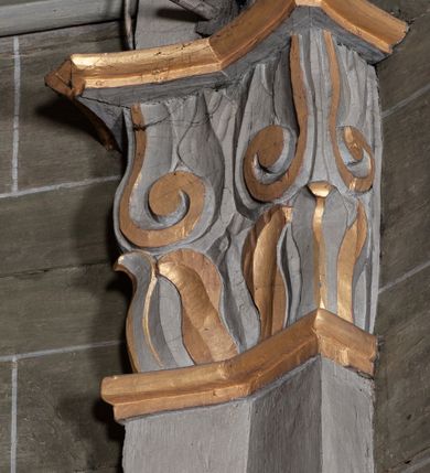 Zdjęcie nr 20: Kościół orientowany, jednonawowy, z węższym, zamkniętym wielobocznie prezbiterium, przy którym od północy prostokątna zakrystia (obecnie skarbiec) od południa prostokątna nowa zakrystia. Przy korpusie od południa i zachodu kruchty. Wewnątrz stropy, w prezbiterium i środkowej części nawy z fasetami; w nawie boczne płaskie odcinki stropu wparte na dwóch słupach. W prezbiterium i nawie na stropach dekoracja geometryczna z listew. Ściany artykułowane pilastrami. Tęcza o wystroju prostokątnym, ujęta przyściennymi filarami. Zewnątrz ściany szalowane deskowaniem na nakładkę, opięte pilastrami. Fasada rozczłonkowana czterema pilastrami wspierającymi gzyms, pośrodku wyłamany nad oknem wchodzącym w pole szczytu. Szczyt trójkątny, w połowie przedzielony gzymsem. Dachy dwuspadowe, nad prezbiterium wielopołaciowy, nad nową zakrystią namiotowy oraz pulpitowe; na kalenicy dachu nawy sygnaturka. Okna prostokątne w profilowanych obramieniach. Portal uszaty, z datą: 1748.