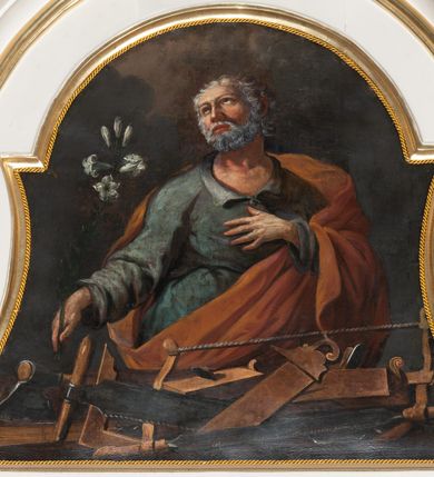 Zdjęcie nr 8: Ołtarz jednoosiowy, jednokondygnacyjny, ze zwieńczeniem. Mensa umieszczona na tumbie zwężającej się ku dołowi, ozdobionej od czoła płyciną prostokątną w złoconym obramieniu, pośrodku ze splecionymi literami imienia Maria. Nastawa flankowana ustawionymi ukośnie czworobocznymi, kanelowanymi filarami, dźwigającymi odcinki pełnego belkowania i gzymsu, przerwanych nad polem środkowym. Na tle filarów umieszczone na konsolach rzeźby: św. Stanisława Kostki (po lewej) i św. Ignacego Loyoli (po prawej). W polu środkowym, nad mensą zawieszony obraz w ozdobnej ramie z przedstawieniem św. Stanisława Kostki w półpostaci; wyżej prostokątna nisza, w której obraz Matki Boskiej z Dzieciątkiem. Zwieńczenie w kształcie aediculi zamkniętej łukiem półkolistym nadwieszonym, w której polu obraz z przedstawieniem św. Józefa w półpostaci. Po bokach, w osiach filarów odcinki przerwanego przyczółka na których rzeźby nagich, uskrzydlonych puttów.  Na gzymsie wieńczącym ołtarz Gołębica Ducha Świętego wśród promieni.